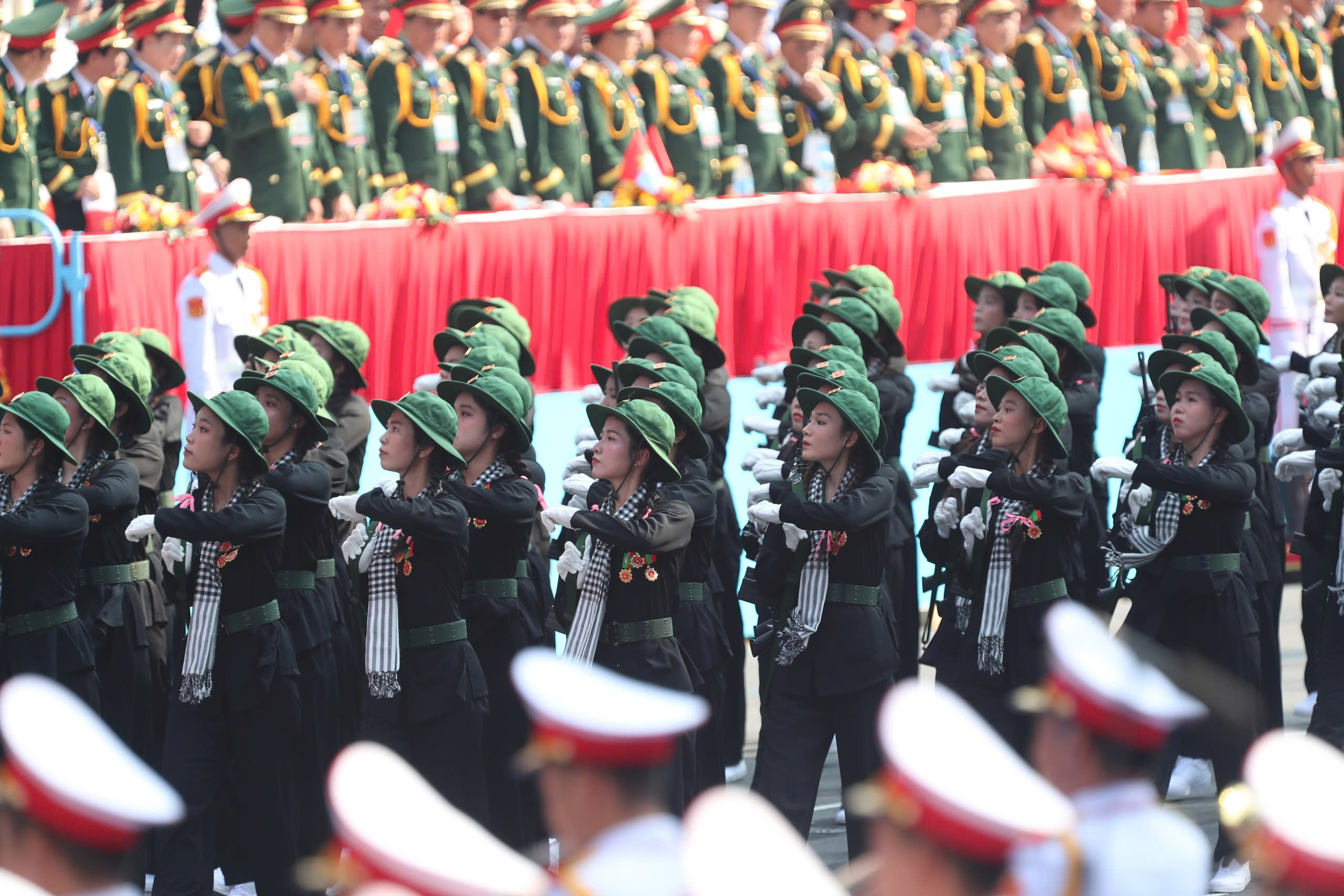 To&agrave;n cảnh Lễ kỷ niệm, diễu binh, diễu h&agrave;nh 50 năm thống nhất đất nước - Ảnh 28.