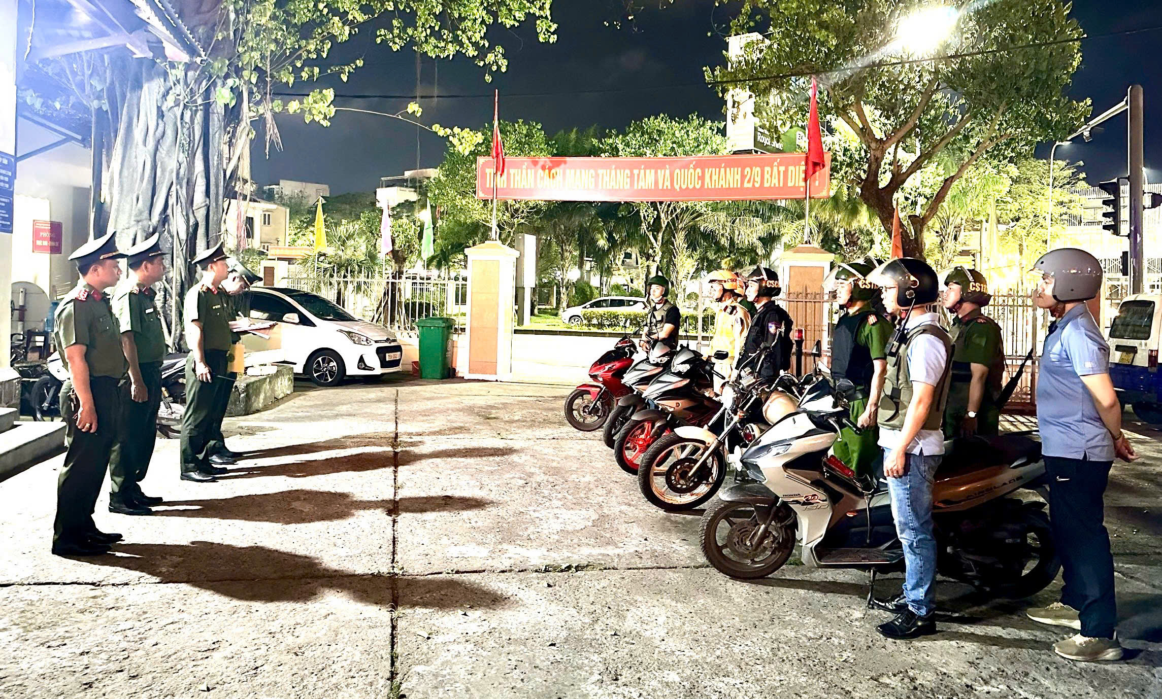 C&ocirc;ng an theo d&otilde;i mạng x&atilde; hội, h&oacute;a trang khi tuần tra để chặn đua xe- Ảnh 1.