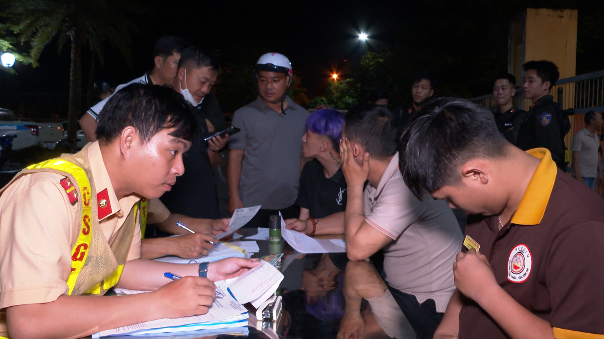 C&ocirc;ng an theo d&otilde;i mạng x&atilde; hội, h&oacute;a trang khi tuần tra để chặn đua xe- Ảnh 4.