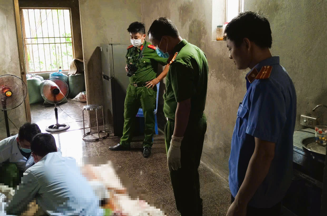 Con trai s&aacute;t hại mẹ đẻ để lấy tiền đi mua thuốc tự tử - Ảnh 1.