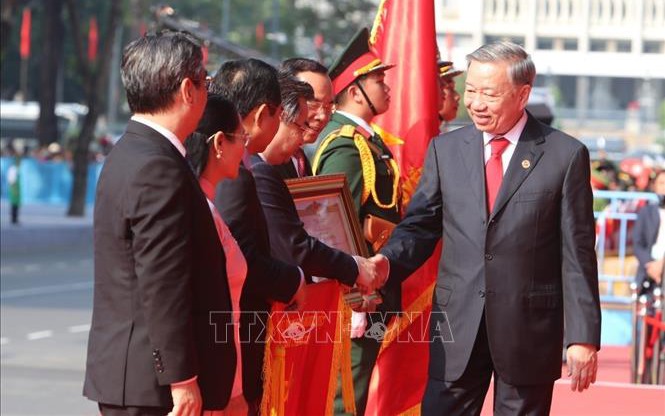Đảng bộ, chính quyền và nhân dân TP HCM nhận danh hiệu "Anh hùng Lao động"