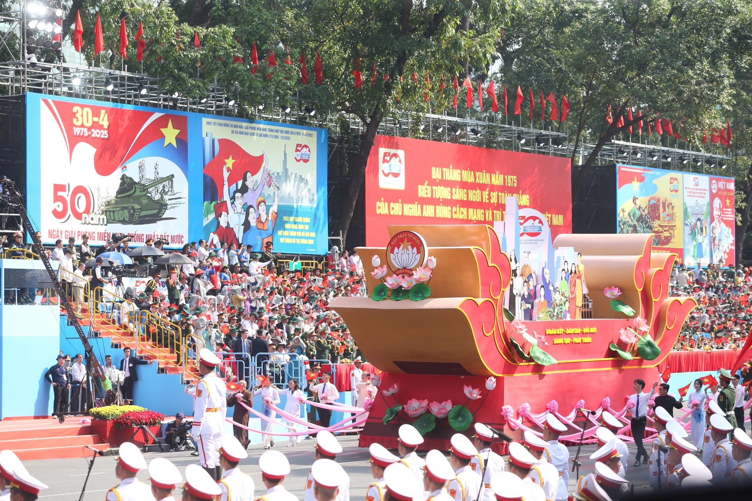 To&agrave;n cảnh Lễ kỷ niệm, diễu binh, diễu h&agrave;nh 50 năm thống nhất đất nước - Ảnh 40.