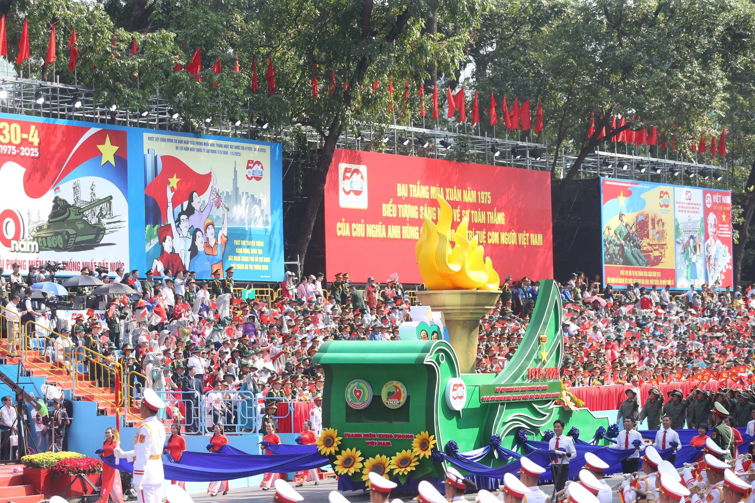 To&agrave;n cảnh Lễ kỷ niệm, diễu binh, diễu h&agrave;nh 50 năm thống nhất đất nước - Ảnh 38.