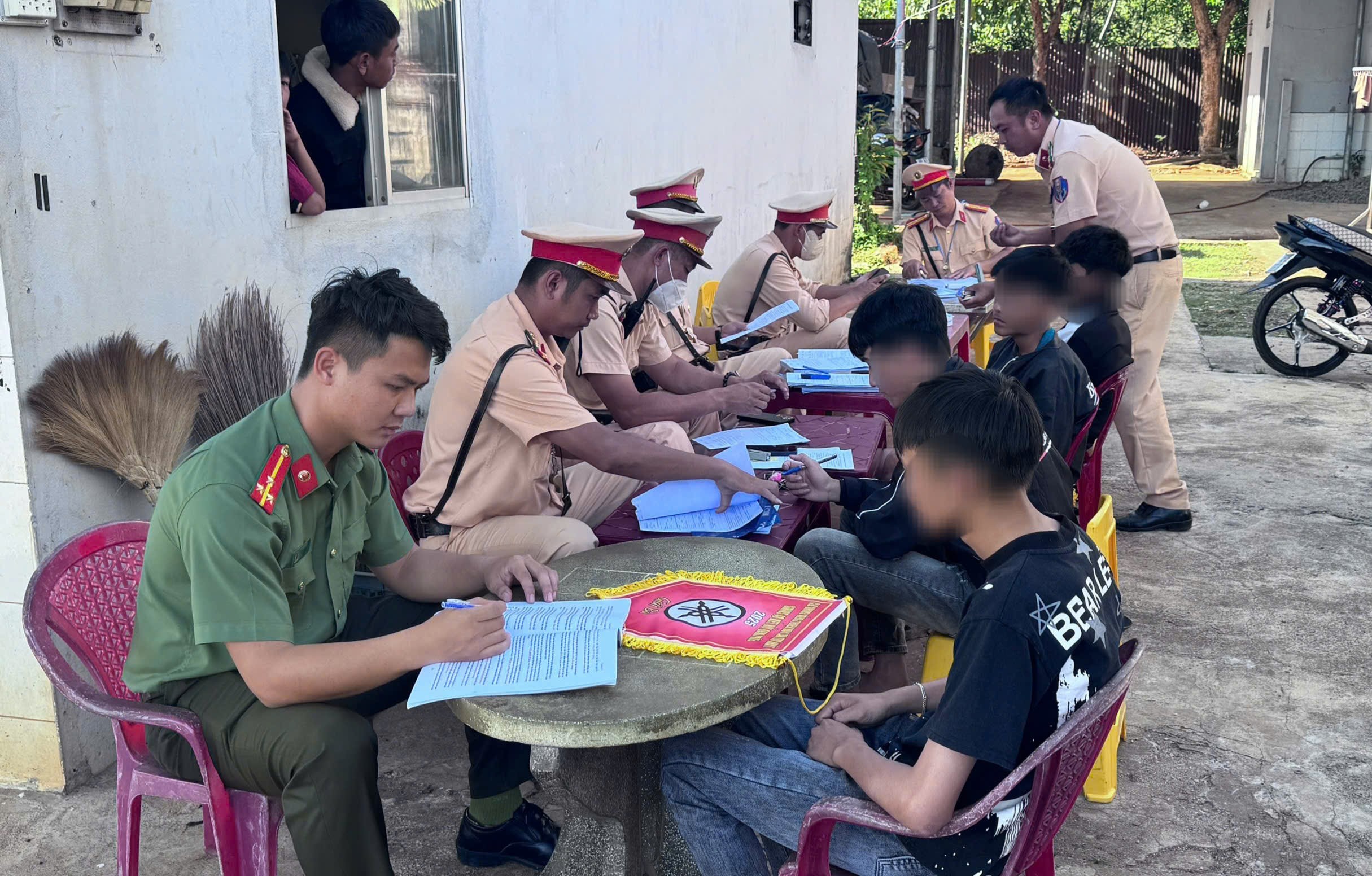 2 nh&oacute;m thiếu ni&ecirc;n hẹn đua xe tr&aacute;i ph&eacute;p dịp lễ- Ảnh 2.