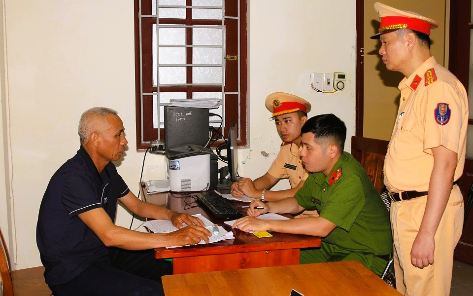 Tạm giữ h&igrave;nh sự người điều khiển xe 3 g&aacute;c tự chế khiến 2 người thương vong- Ảnh 1.