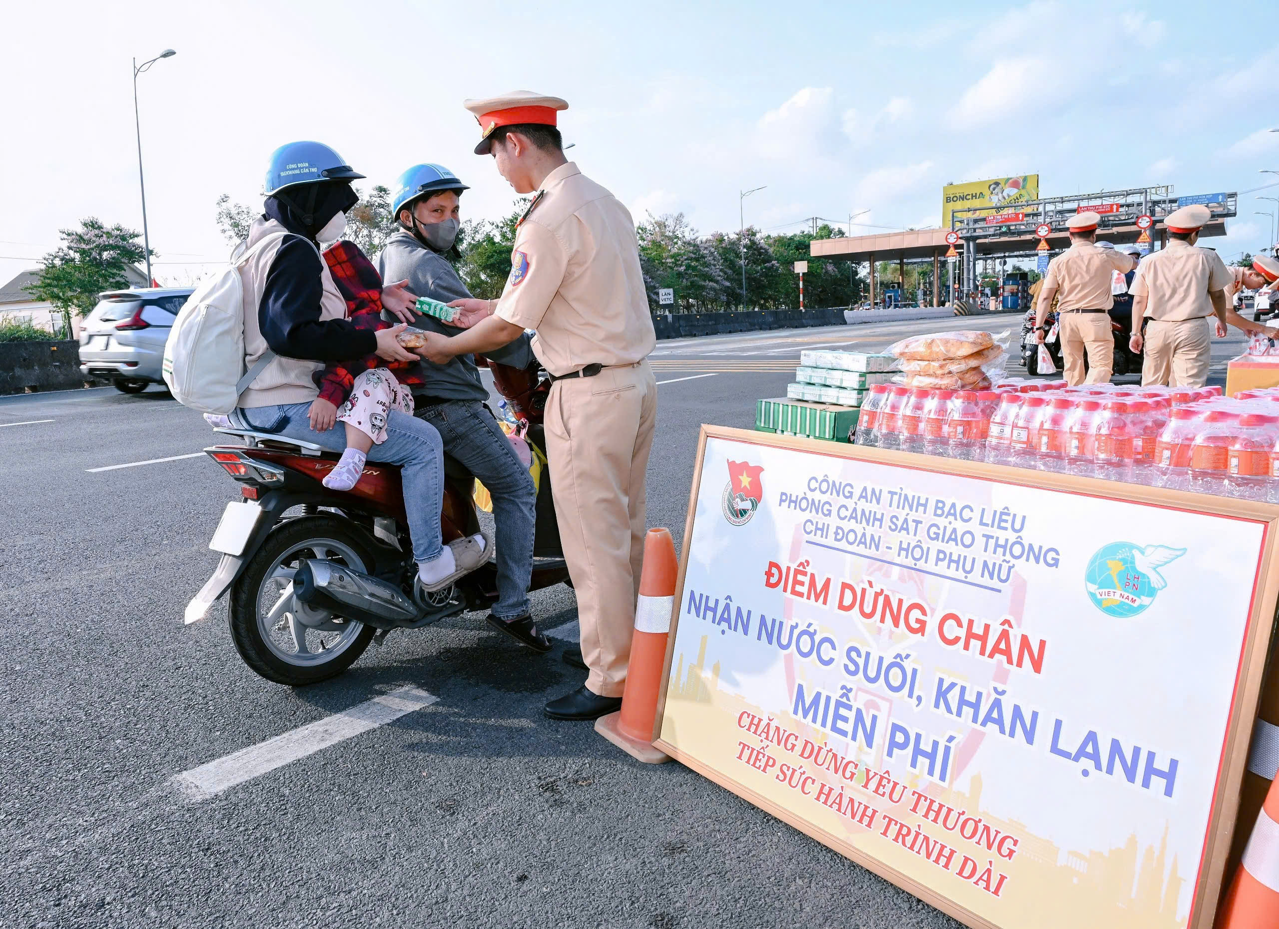 Người lao động từ hồi hợp chuyển sang hạnh phúc khi "bị" CSGT dừng xe- Ảnh 10.