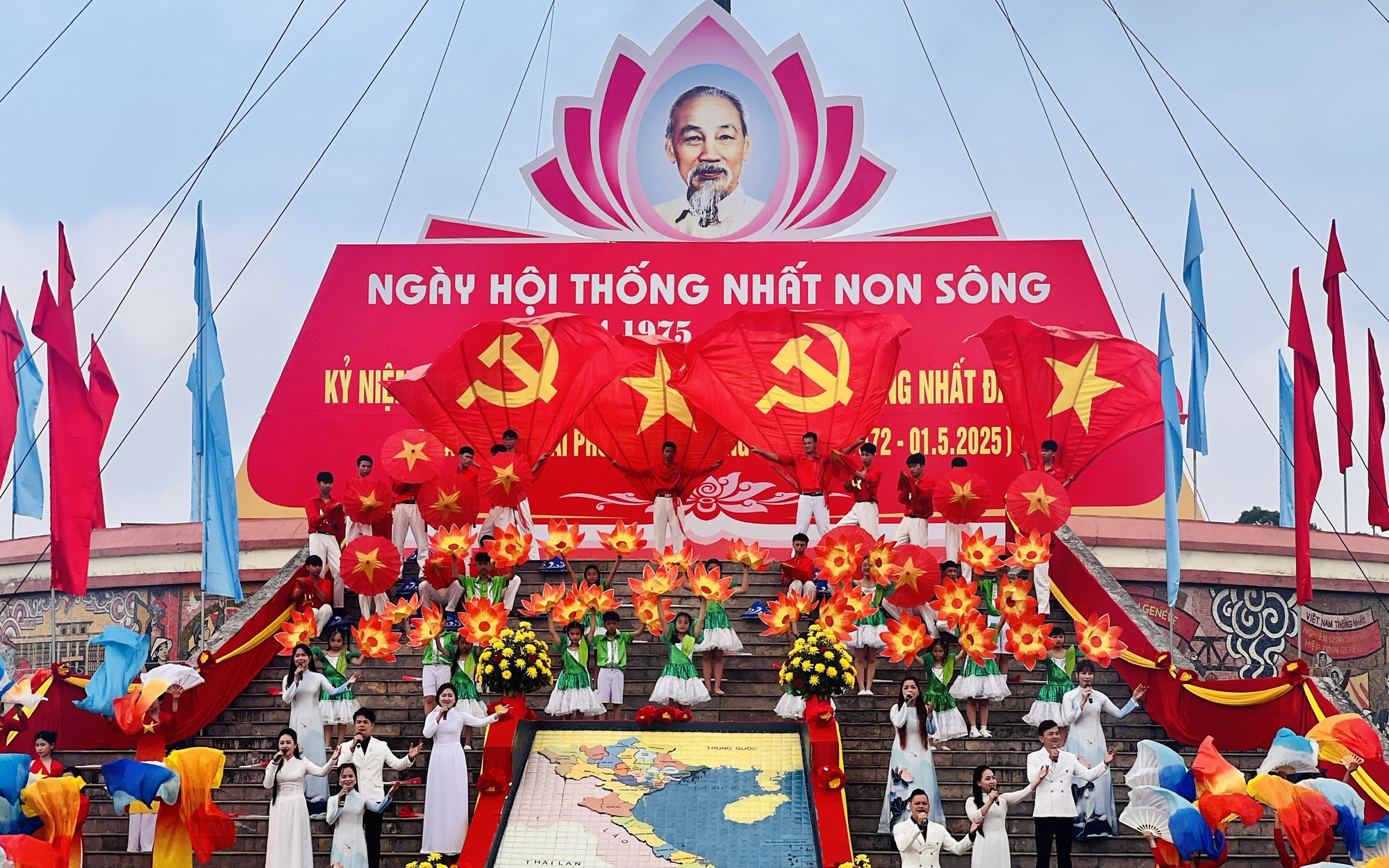 Thiêng liêng lễ thượng cờ Thống nhất non sông ở kỳ đài Hiền Lương