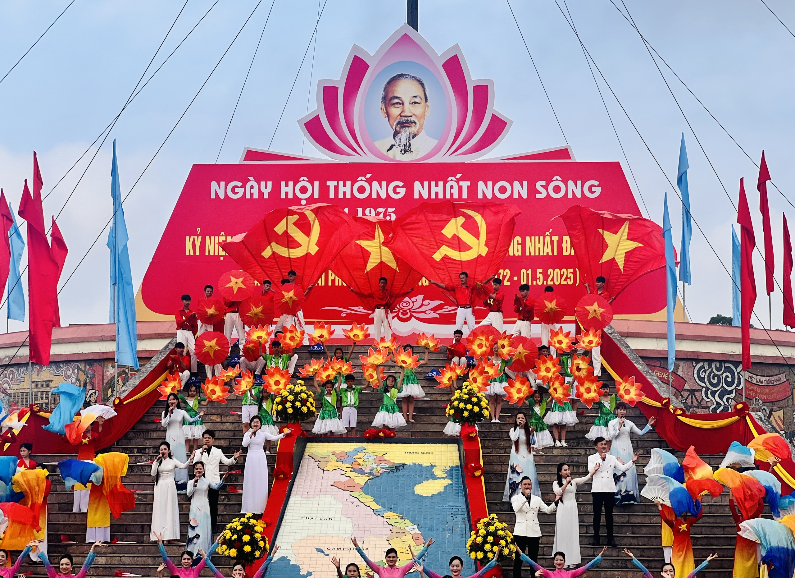 Thiêng liêng lễ thượng cờ Thống nhất non sông ở kỳ đài Hiền Lương- Ảnh 2.