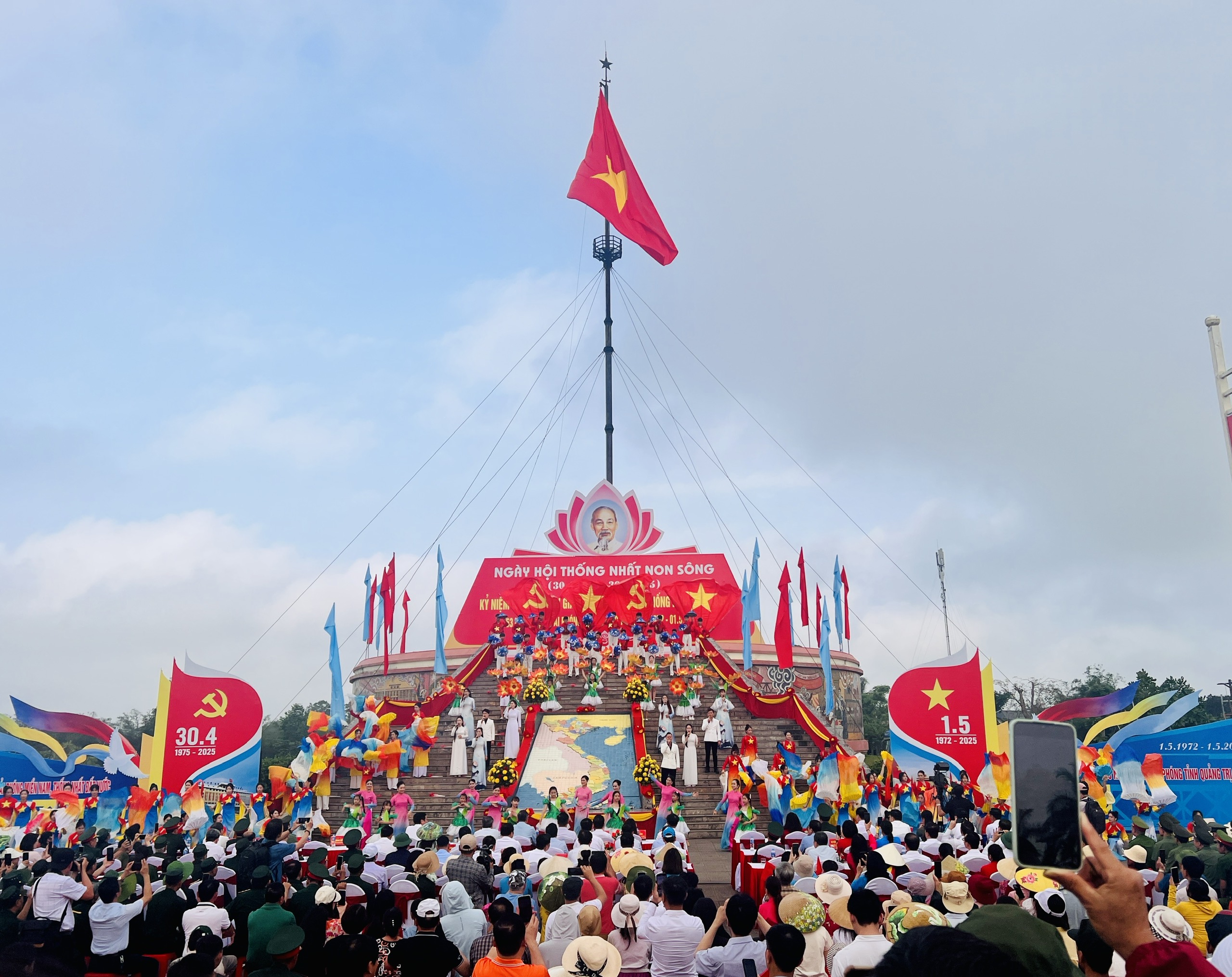Thiêng liêng lễ thượng cờ Thống nhất non sông ở kỳ đài Hiền Lương- Ảnh 1.