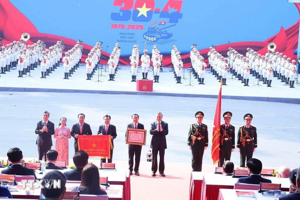 Đảng bộ, ch&iacute;nh quyền v&agrave; nh&acirc;n d&acirc;n TP HCM nhận danh hiệu "Anh h&ugrave;ng Lao động"- Ảnh 2.