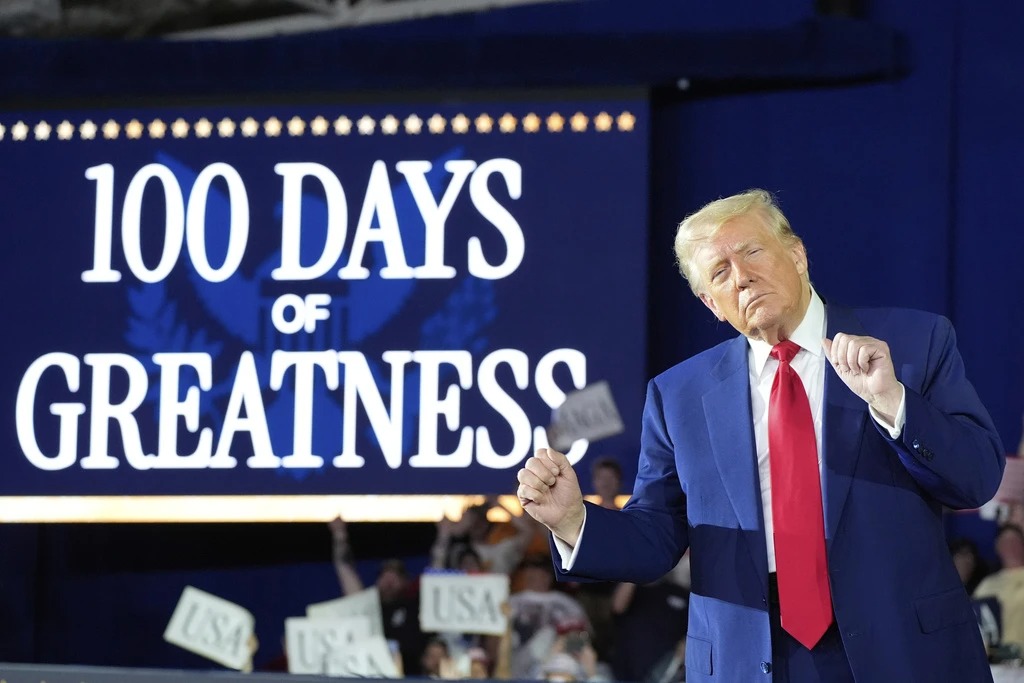 Tổng thống Donald Trump bị chỉ tr&iacute;ch &hellip; lạm quyền - Ảnh 1.