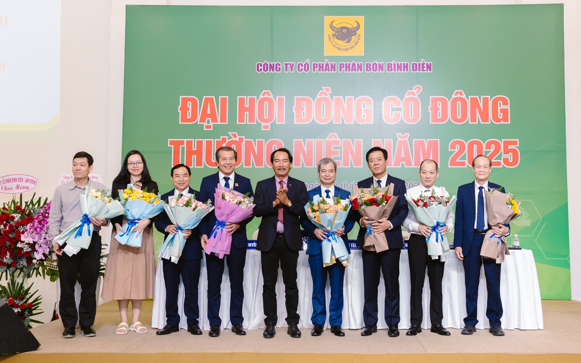 Bạn hàng và người nông dân góp phần tạo nên công thức thành công cho doanh nghiệp