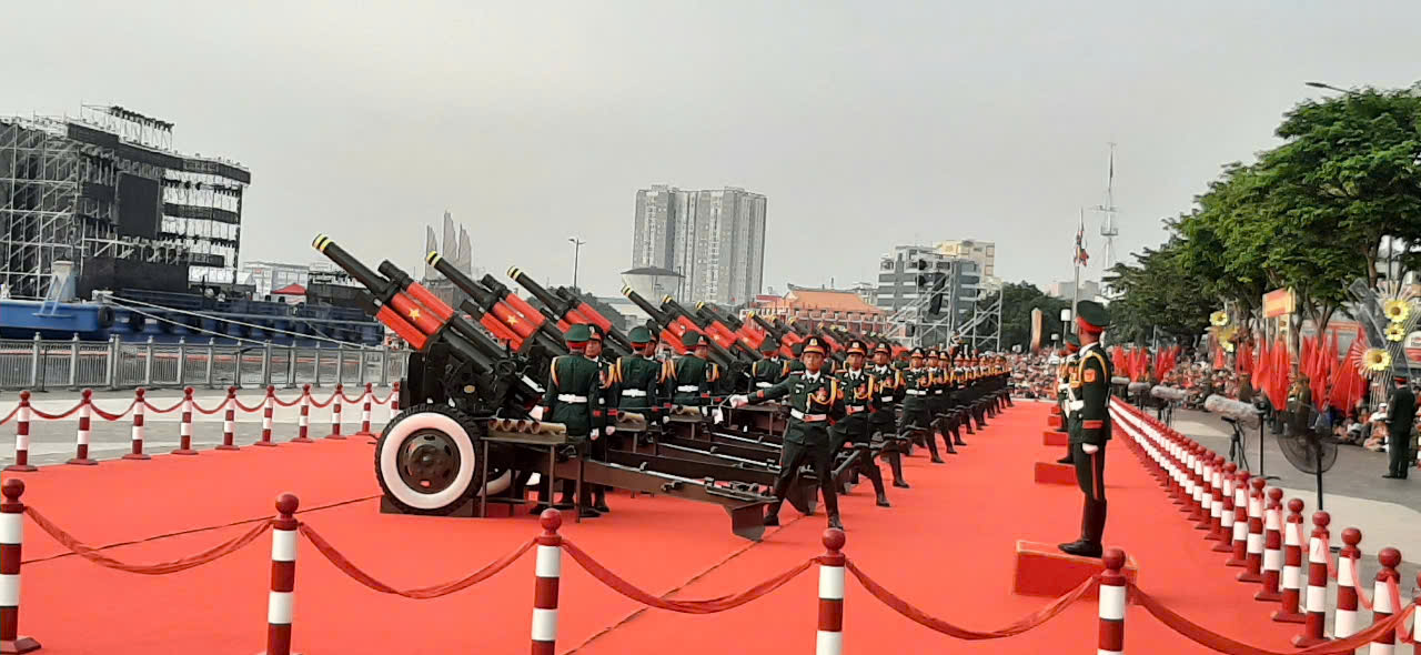 Dàn đại bác khai hoả, Bến Bạch Đằng rộn ràng khí thế- Ảnh 2.