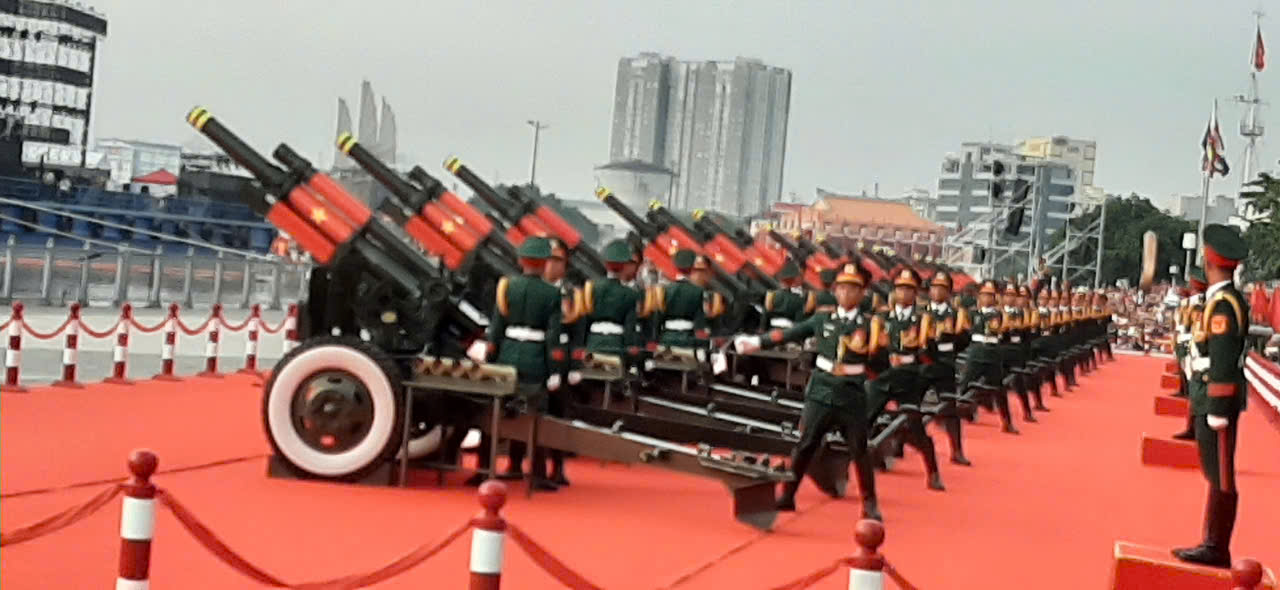 Dàn đại bác khai hoả, Bến Bạch Đằng rộn ràng khí thế- Ảnh 1.