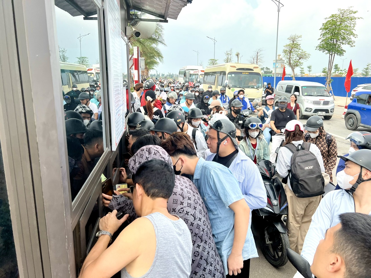 &Ocirc; t&ocirc;, xe m&aacute;y xếp h&agrave;ng d&agrave;i cả c&acirc;y số chờ qua ph&agrave; đi C&aacute;t B&agrave;- Ảnh 2.