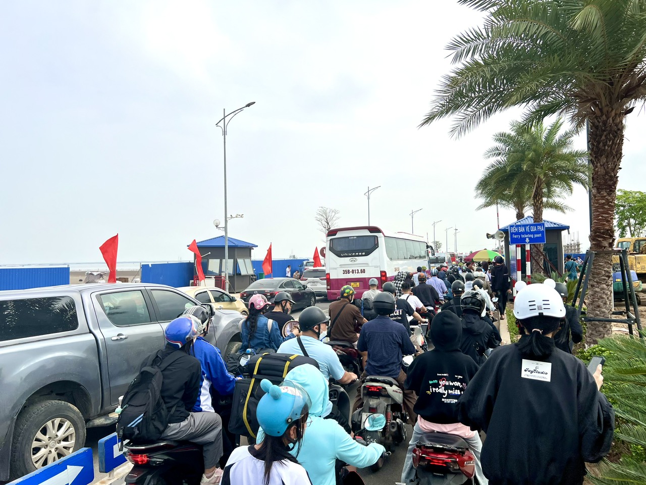 &Ocirc; t&ocirc;, xe m&aacute;y xếp h&agrave;ng d&agrave;i cả c&acirc;y số chờ qua ph&agrave; đi C&aacute;t B&agrave;- Ảnh 1.
