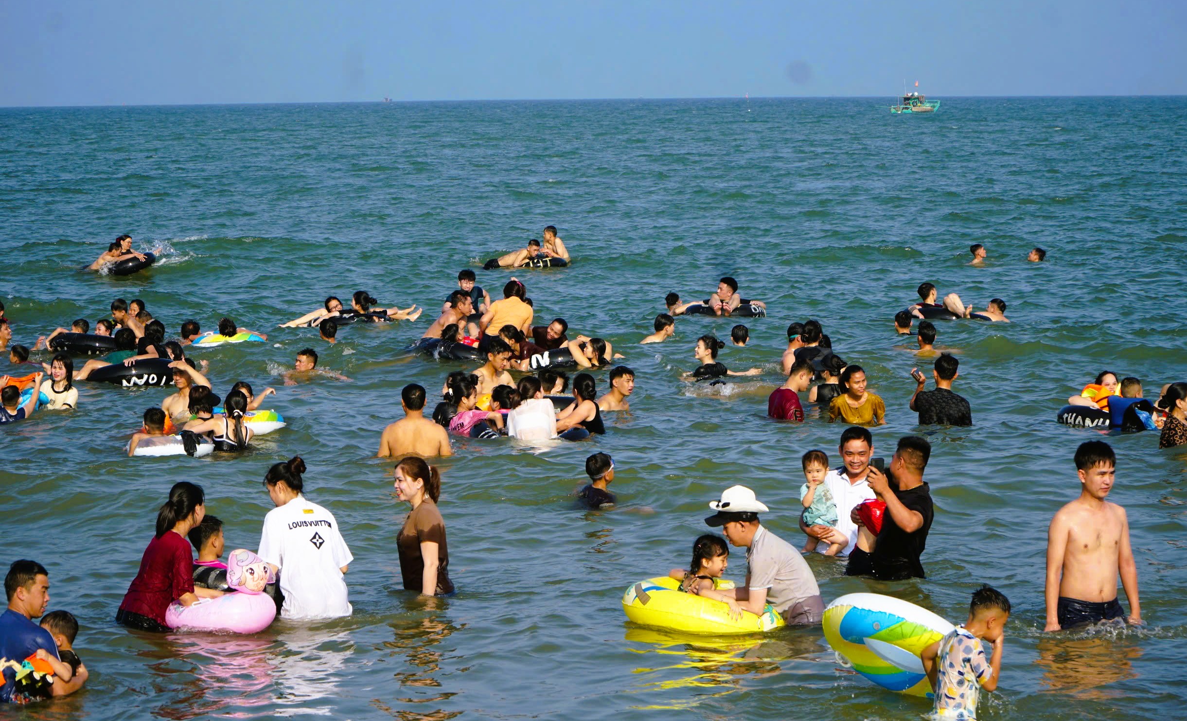 H&igrave;nh ảnh bất ngờ biển Sầm Sơn ng&agrave;y đầu kỳ nghỉ lễ 30-4 v&agrave; 1-5- Ảnh 3.