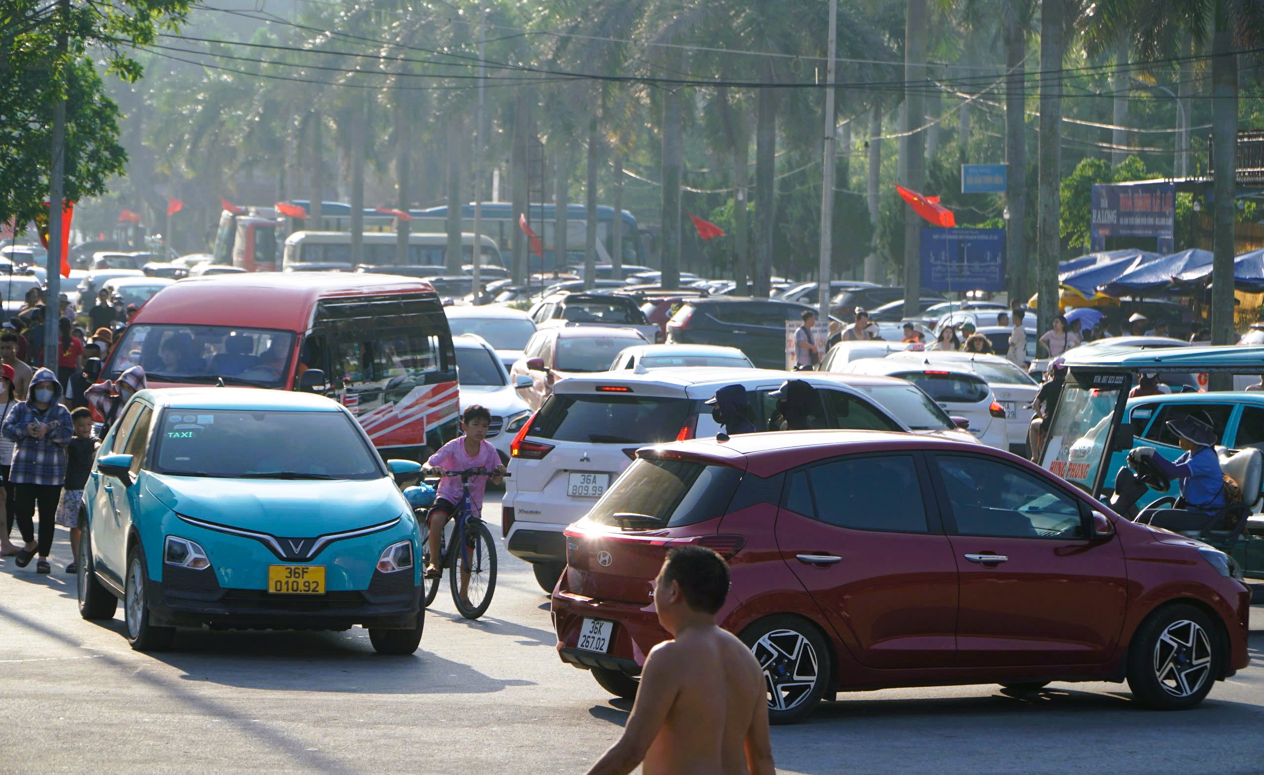 H&igrave;nh ảnh bất ngờ biển Sầm Sơn ng&agrave;y đầu kỳ nghỉ lễ 30-4 v&agrave; 1-5- Ảnh 11.