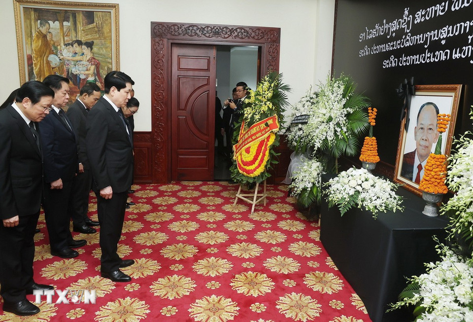 L&atilde;nh đạo cấp cao Đảng, Nh&agrave; nước viếng nguy&ecirc;n Chủ tịch nước L&agrave;o Khamtay Siphandone- Ảnh 1.