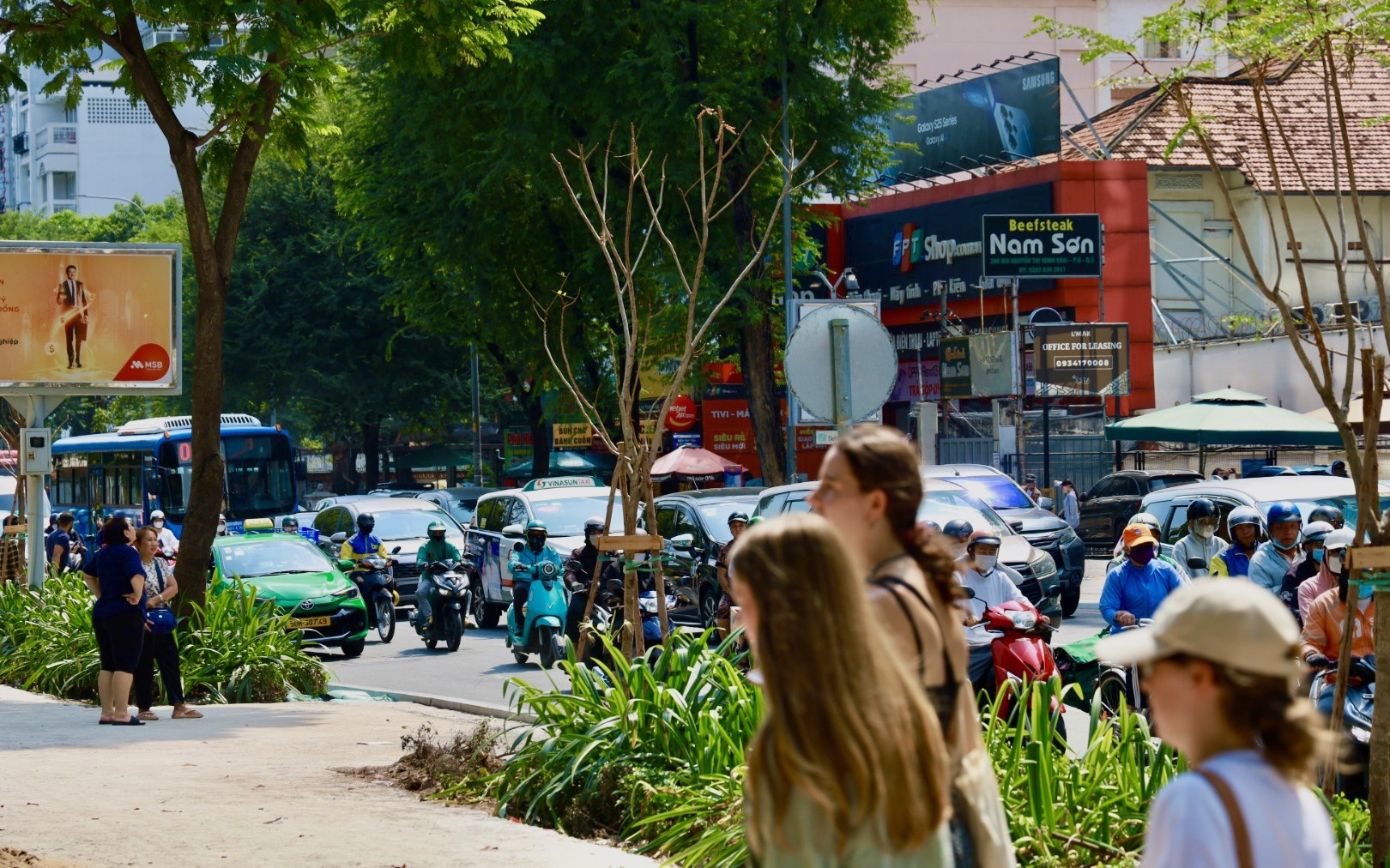 Bóng mát rút lui, TP HCM ngột ngạt giữa nắng hè đầu mùa