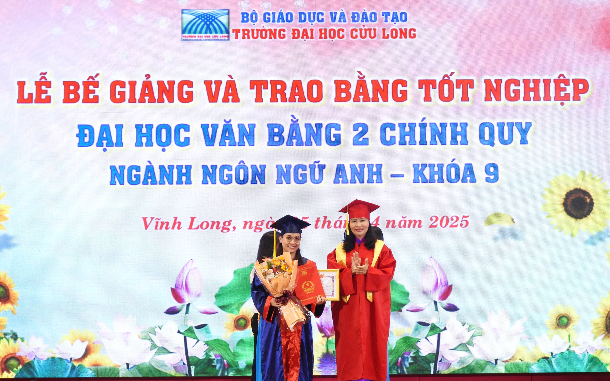 Trao bằng tốt nghiệp cử nhân ngành Ngôn ngữ Anh cho 109 sinh viên