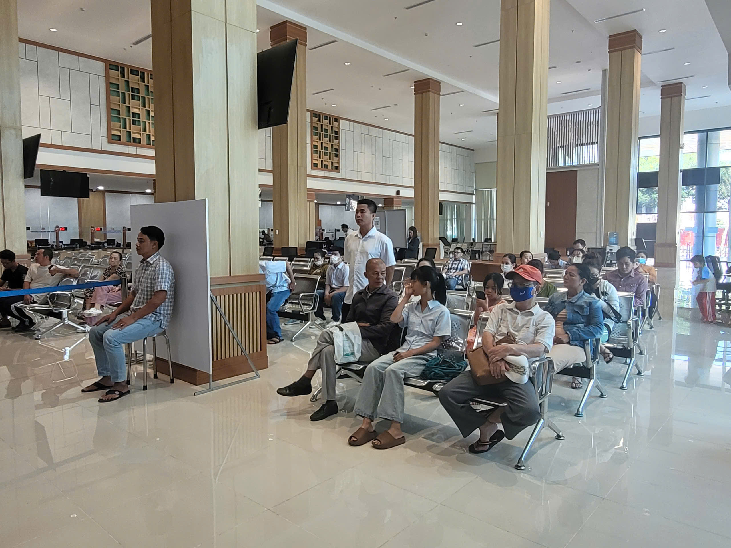 Bà Rịa - Vũng Tàu nhiều điểm cấp thẻ căn cước, VNeID quá tải- Ảnh 1.
