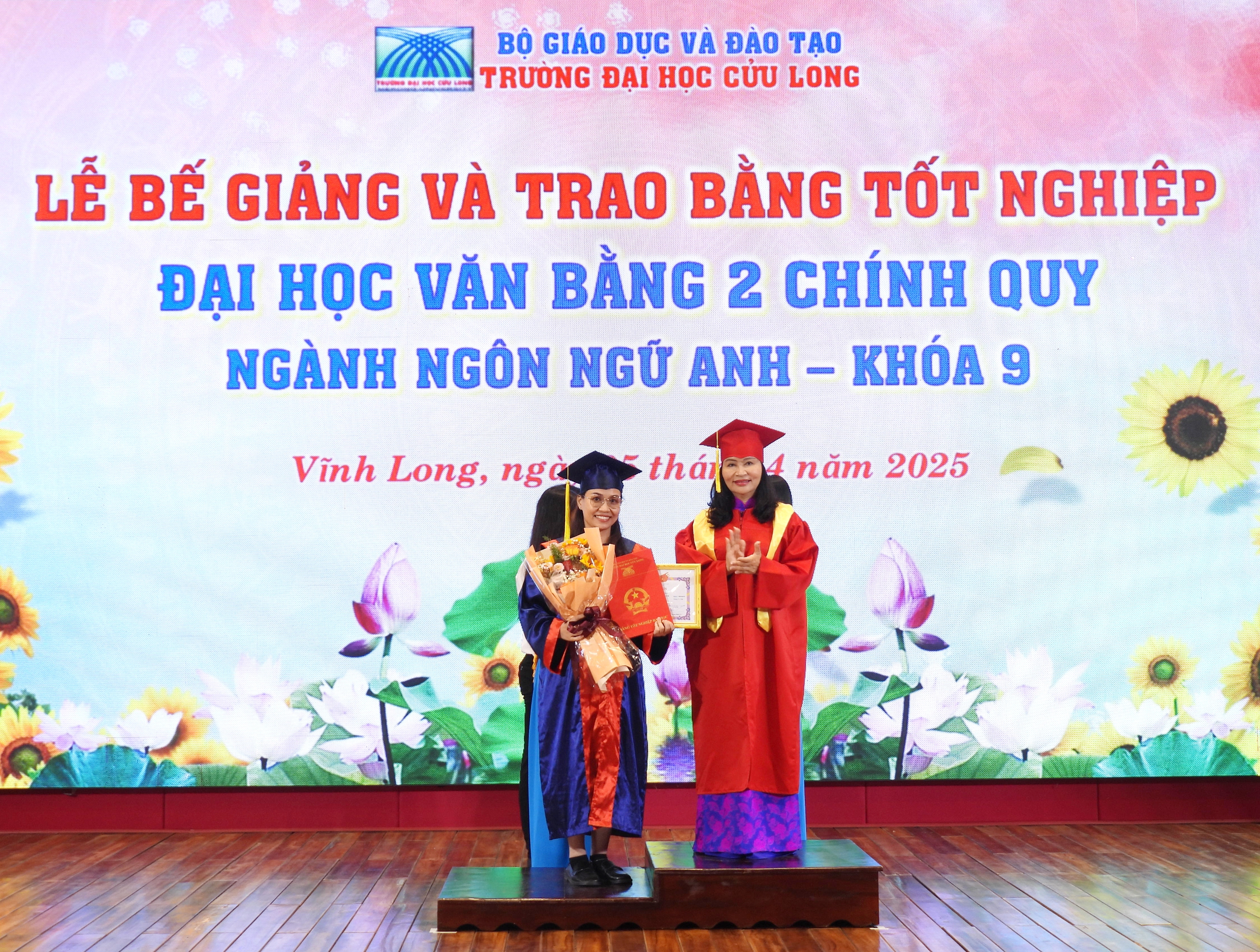 Trao bằng tốt nghiệp cử nh&acirc;n ng&agrave;nh Ng&ocirc;n ngữ Anh cho 109 sinh vi&ecirc;n- Ảnh 2.