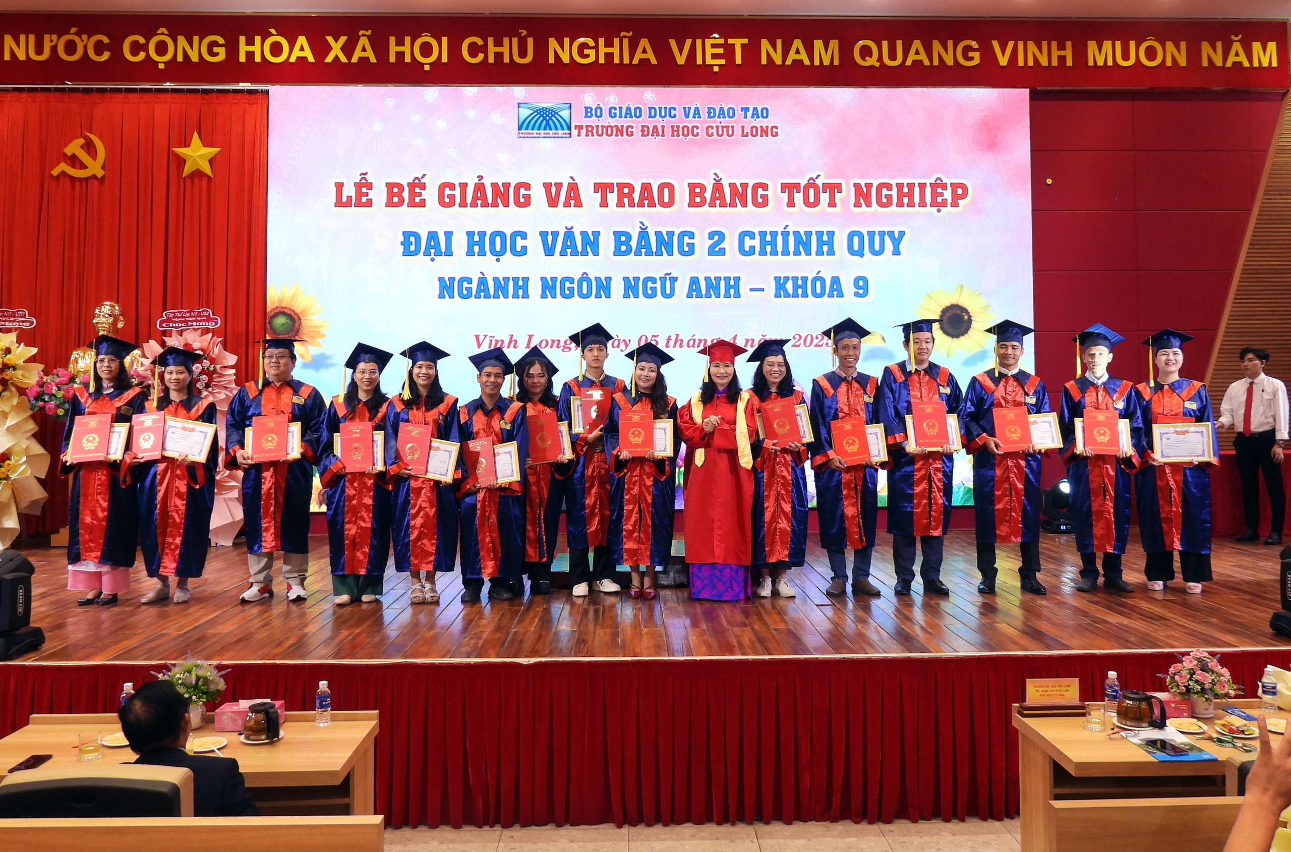 Trao bằng tốt nghiệp cử nh&acirc;n ng&agrave;nh Ng&ocirc;n ngữ Anh cho 109 sinh vi&ecirc;n- Ảnh 3.