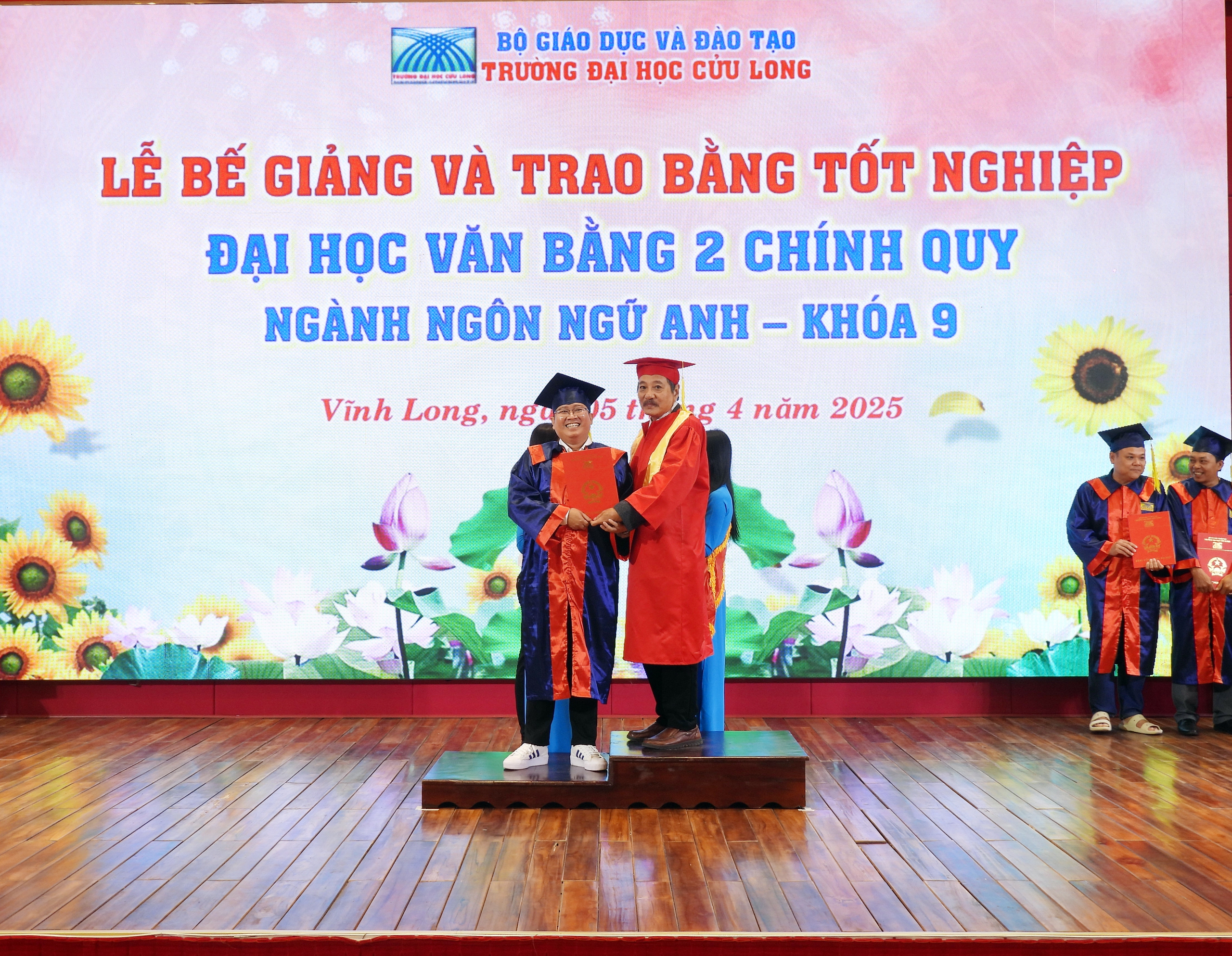 Trao bằng tốt nghiệp cử nh&acirc;n ng&agrave;nh Ng&ocirc;n ngữ Anh cho 109 sinh vi&ecirc;n- Ảnh 4.