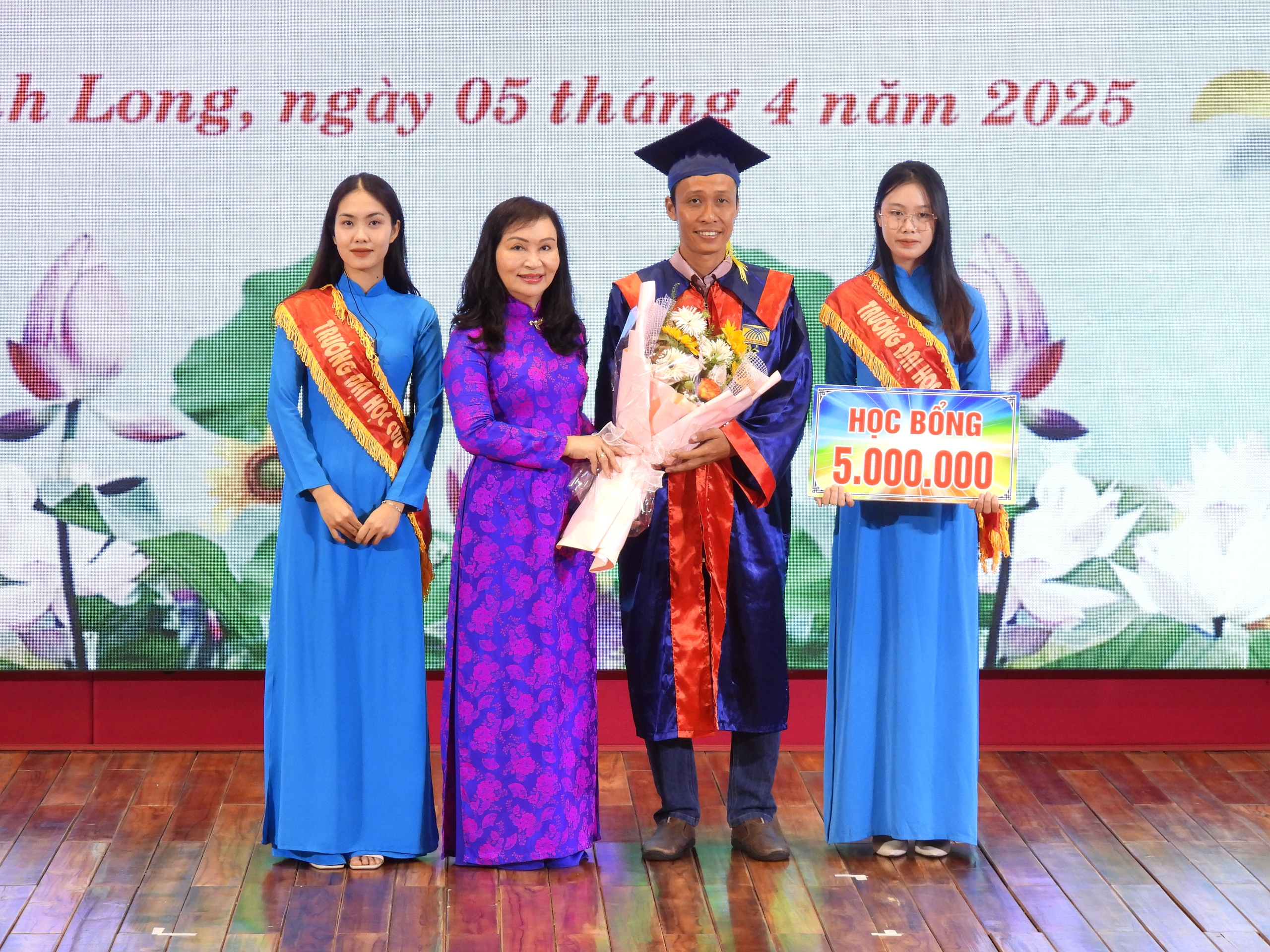 Trao bằng tốt nghiệp cử nh&acirc;n ng&agrave;nh Ng&ocirc;n ngữ Anh cho 109 sinh vi&ecirc;n- Ảnh 5.