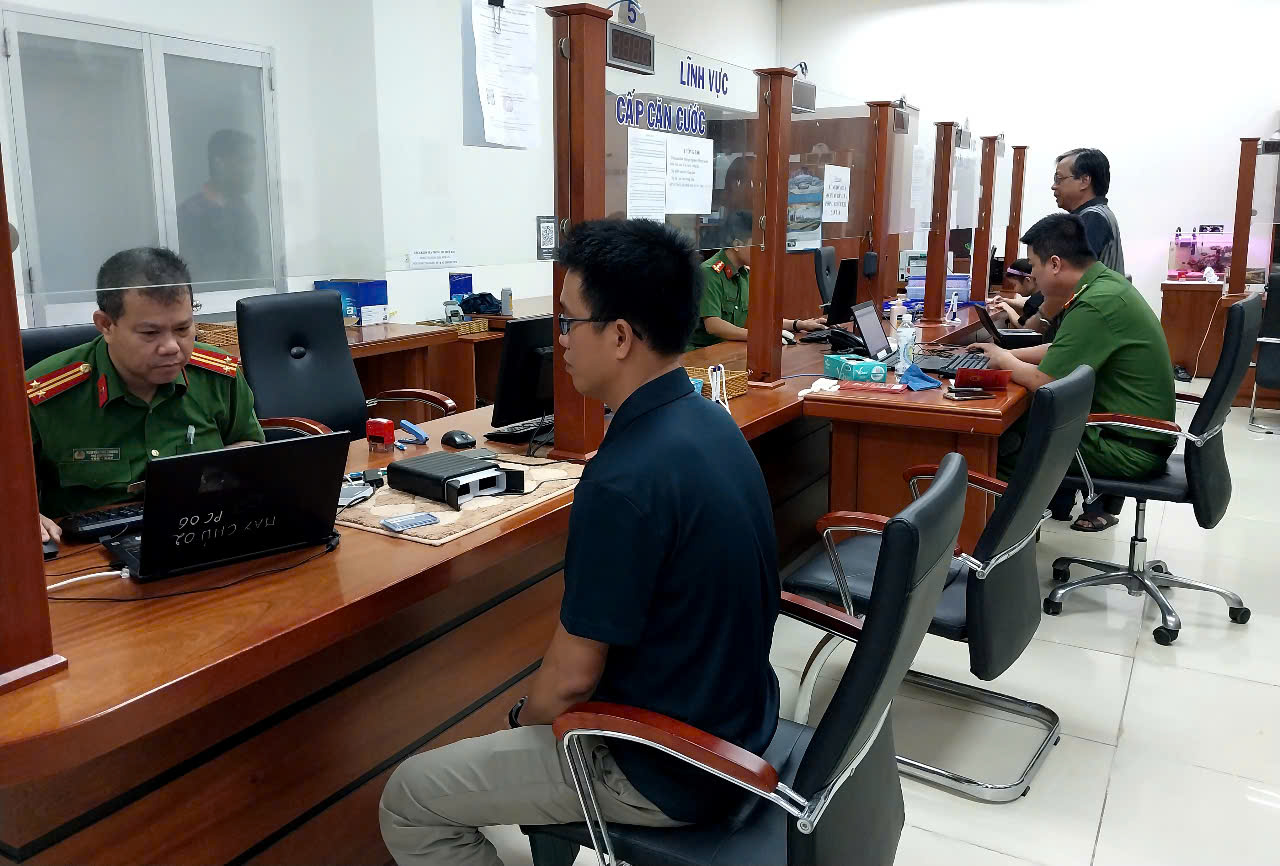Bà Rịa - Vũng Tàu nhiều điểm cấp thẻ căn cước, VNeID quá tải- Ảnh 3.