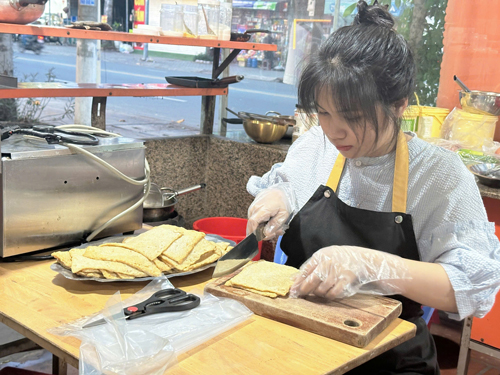 Vừa học vừa làm không hề dễ dàng với Thùy Dương (phải) và Kim Châu, song các bạn trẻ hài lòng vì công việc đem lại thu nhập, đồng thời giúp rèn luyện tính kỷ luật, sự linh hoạt và khả năng giao tiếp