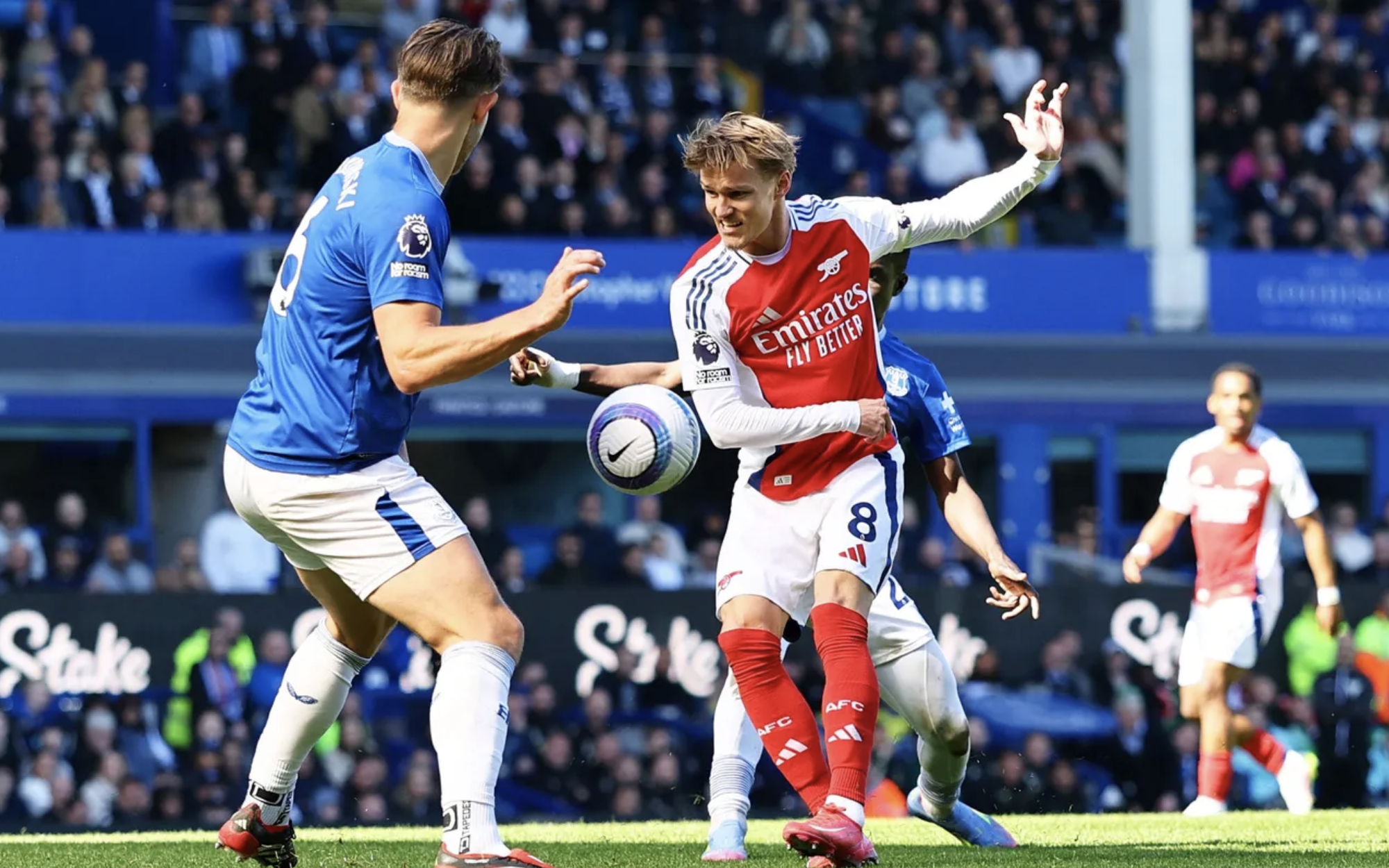 Arsenal bị Everton cầm chân, cạn dần hy vọng đua vô địch