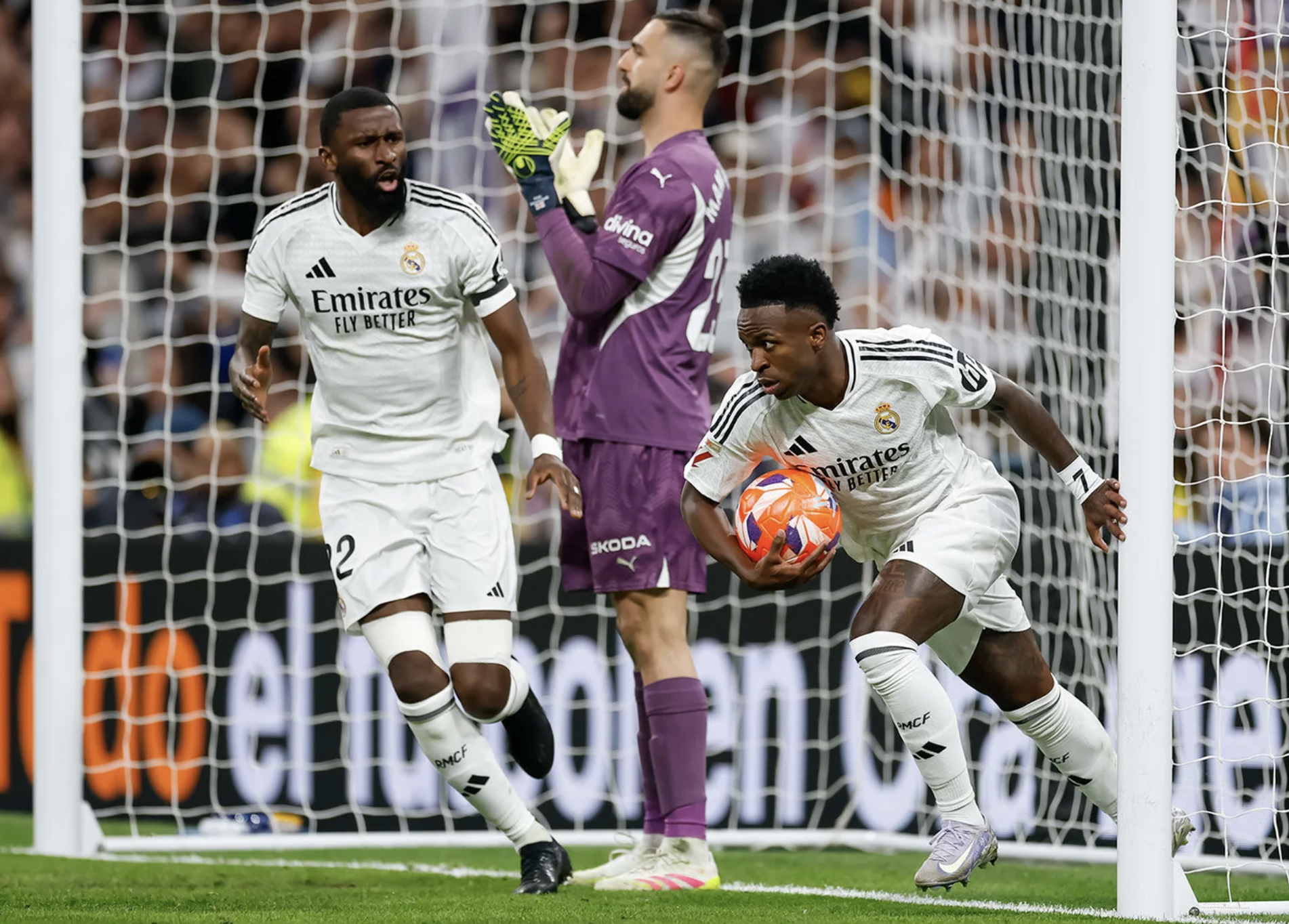 Real Madrid gục ng&atilde; tại Bernabeu, Barcelona bị đội b&oacute;ng của Antony chia điểm- Ảnh 4.