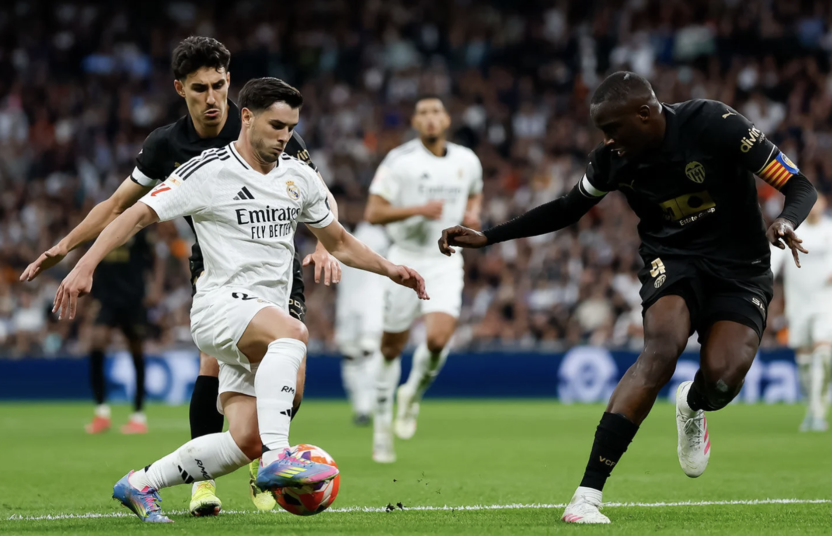 Real Madrid gục ng&atilde; tại Bernabeu, Barcelona bị đội b&oacute;ng của Antony chia điểm- Ảnh 2.