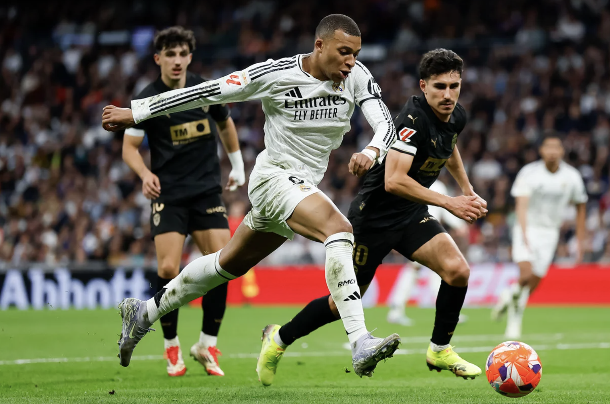 Real Madrid gục ng&atilde; tại Bernabeu, Barcelona bị đội b&oacute;ng của Antony chia điểm- Ảnh 3.