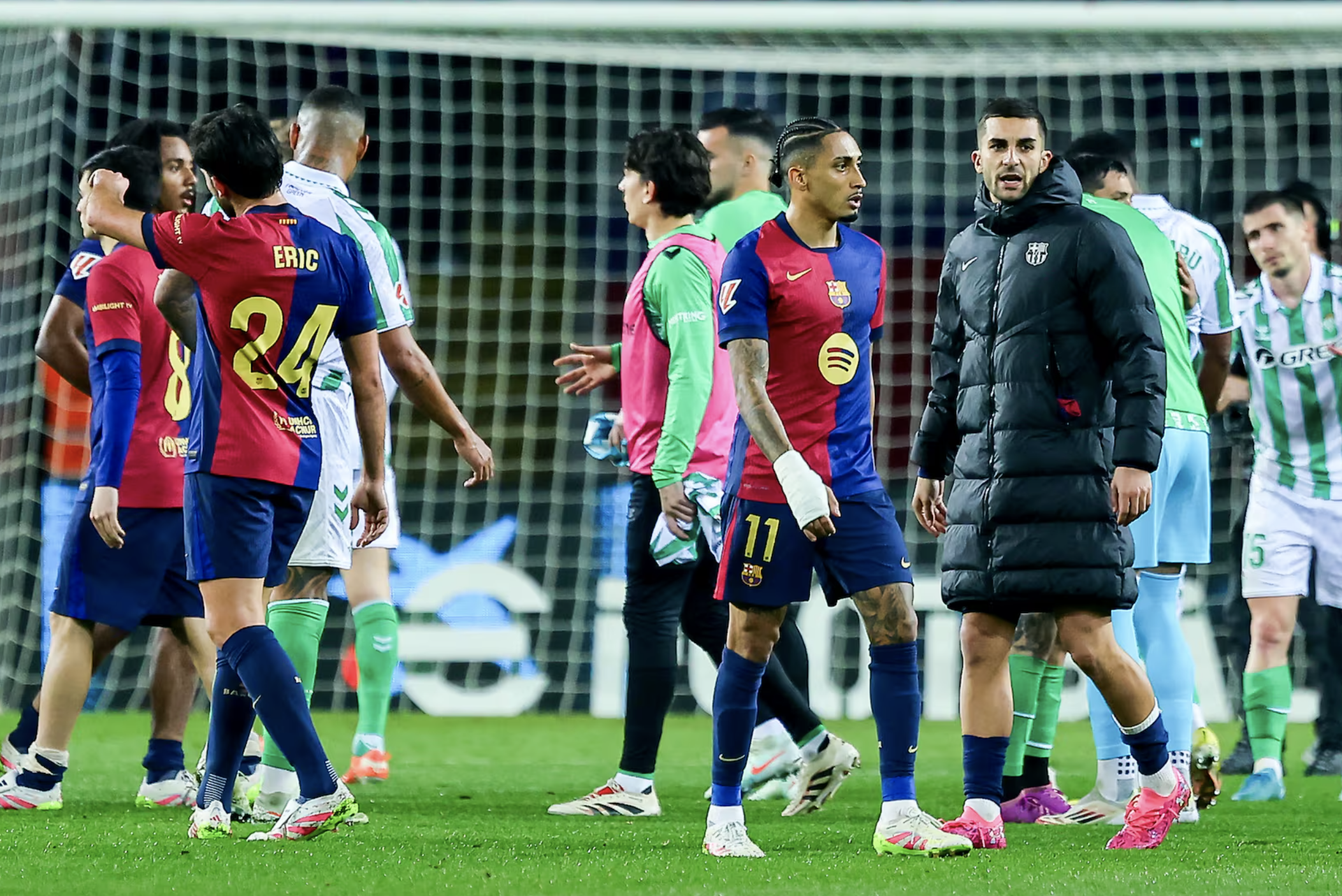 Real Madrid gục ng&atilde; tại Bernabeu, Barcelona bị đội b&oacute;ng của Antony chia điểm- Ảnh 8.