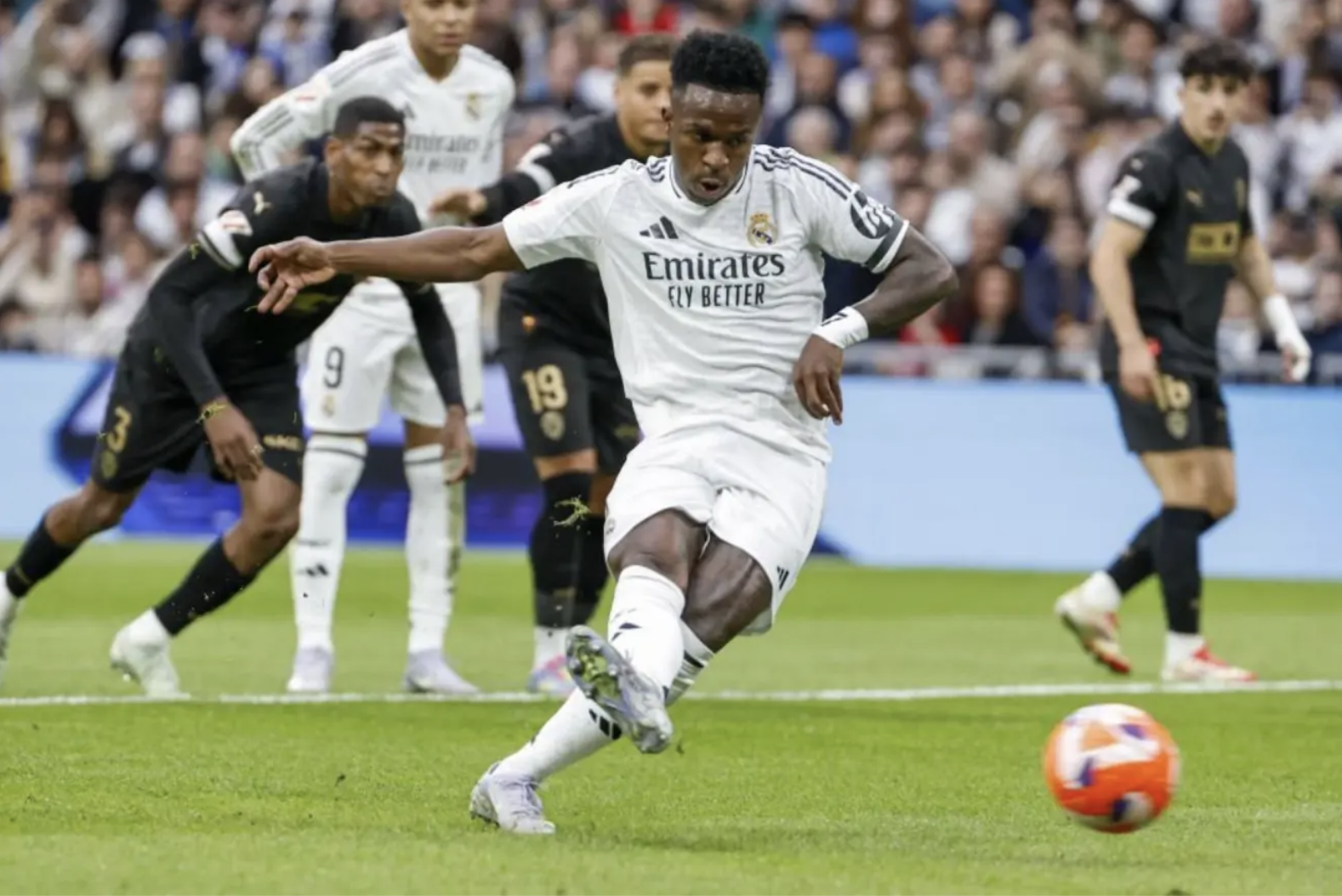 Real Madrid gục ng&atilde; tại Bernabeu, Barcelona bị đội b&oacute;ng của Antony chia điểm- Ảnh 1.