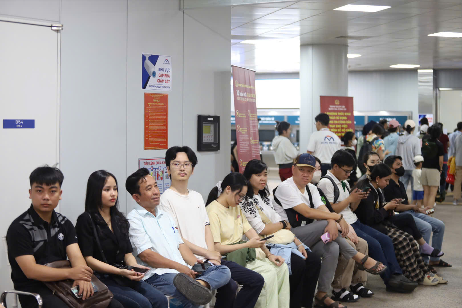 Người dân vui mừng khi Công an TP HCM triển khai việc này tại ga Metro số 1- Ảnh 1.