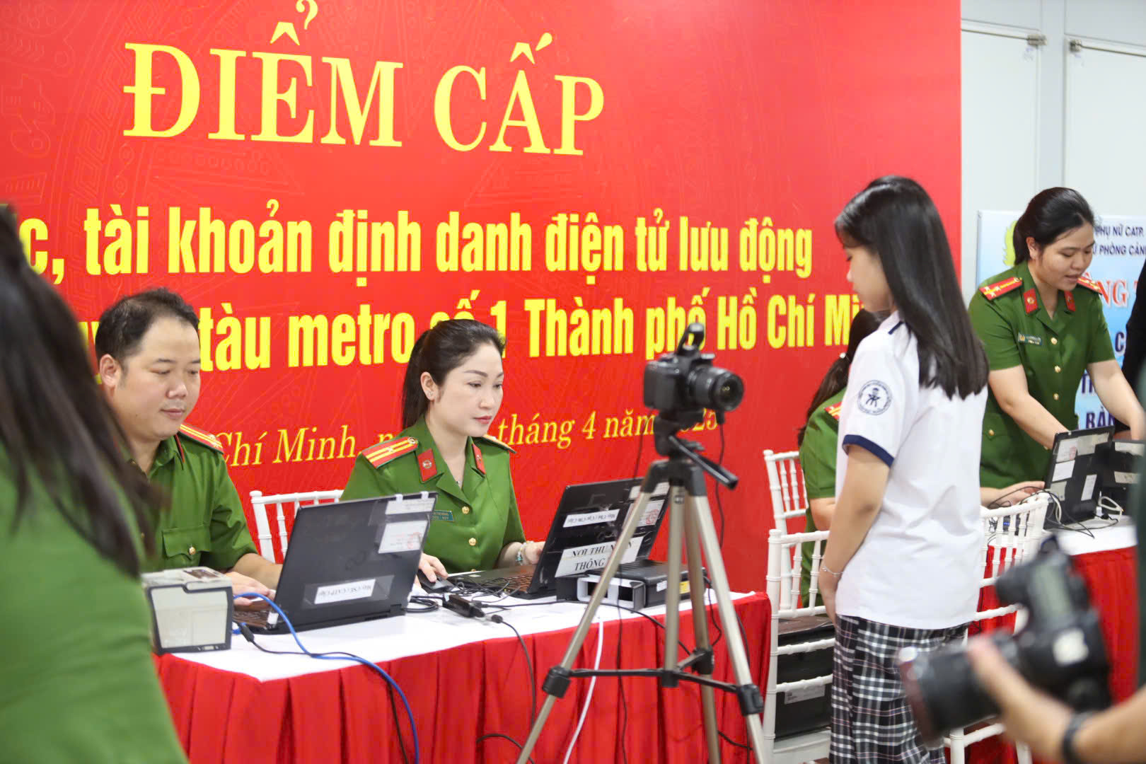 Người dân vui mừng khi Công an TP HCM triển khai việc này tại ga Metro số 1- Ảnh 4.