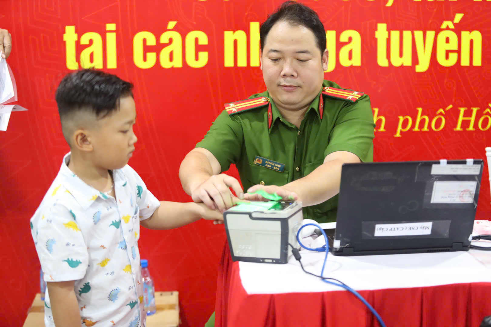 Người dân vui mừng khi Công an TP HCM triển khai việc này tại ga Metro số 1- Ảnh 5.