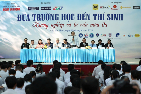 To&agrave;n cảnh buổi tư vấn tại Trường THPT T&acirc;n B&igrave;nh, quận T&acirc;n Ph&uacute;, TP HCM