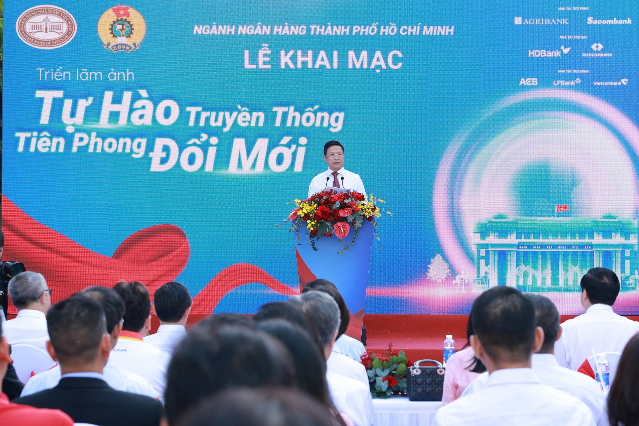 Những tư liệu qu&yacute; gi&aacute; về ng&agrave;nh ng&acirc;n h&agrave;ng TP HCM trong 50 năm- Ảnh 3.
