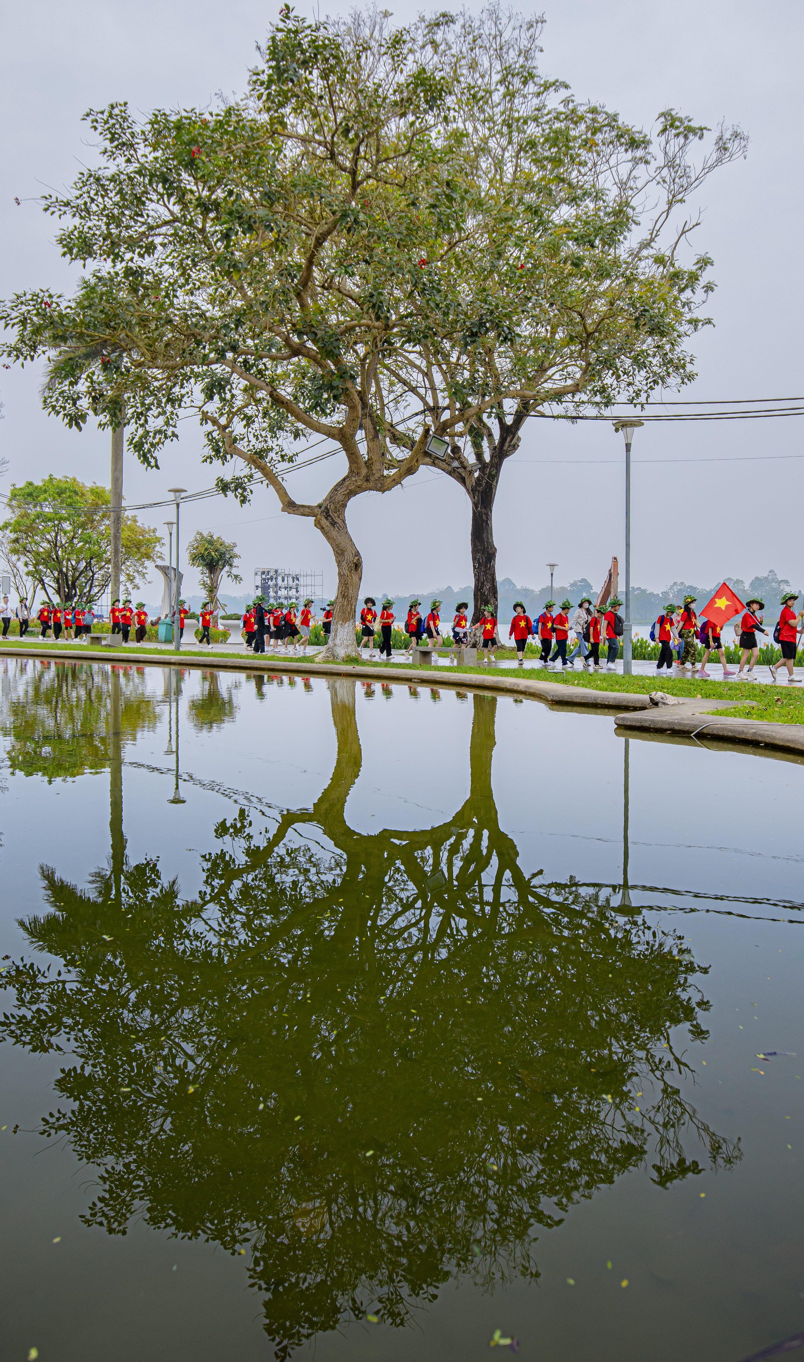 Tự h&agrave;o m&agrave;u cờ sắc &aacute;o. Ảnh: XU&Acirc;N ĐẠT