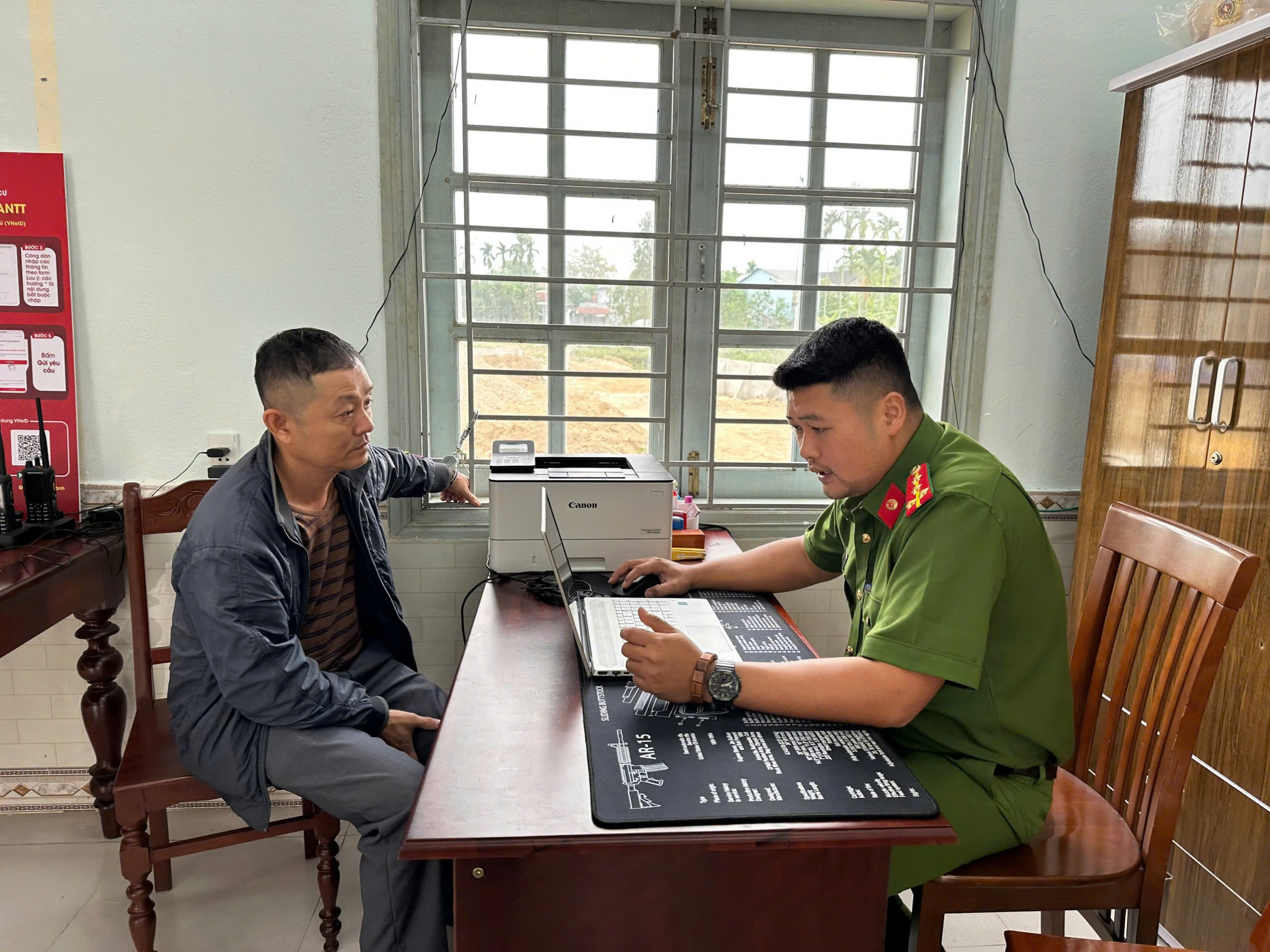 Nữ thợ cắt tóc tá hỏa thấy tài khoản mất 20 triệu, công an tìm ra sự thật bất ngờ- Ảnh 1.