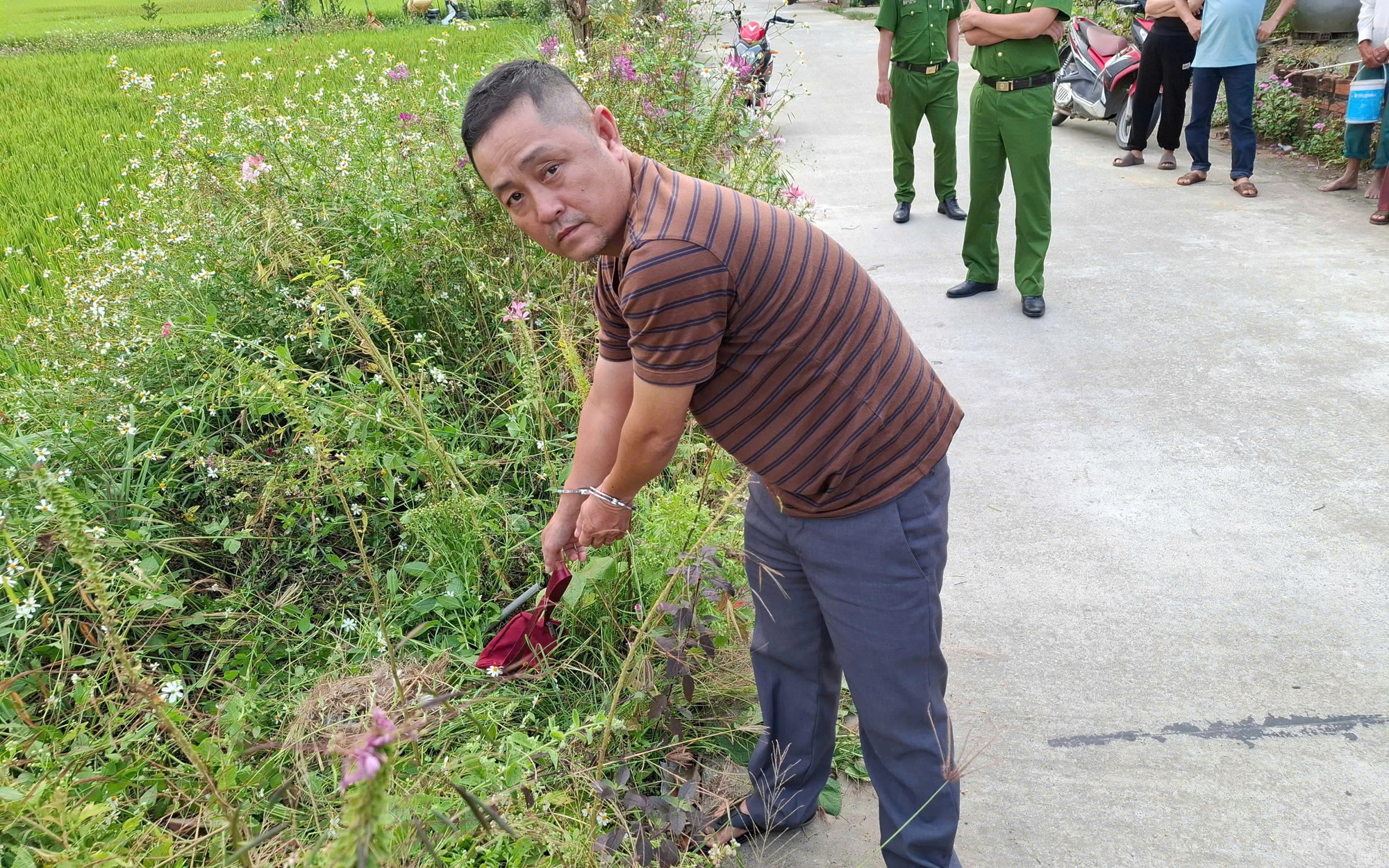Nữ thợ cắt tóc tá hỏa thấy tài khoản mất 20 triệu, công an tìm ra sự thật bất ngờ