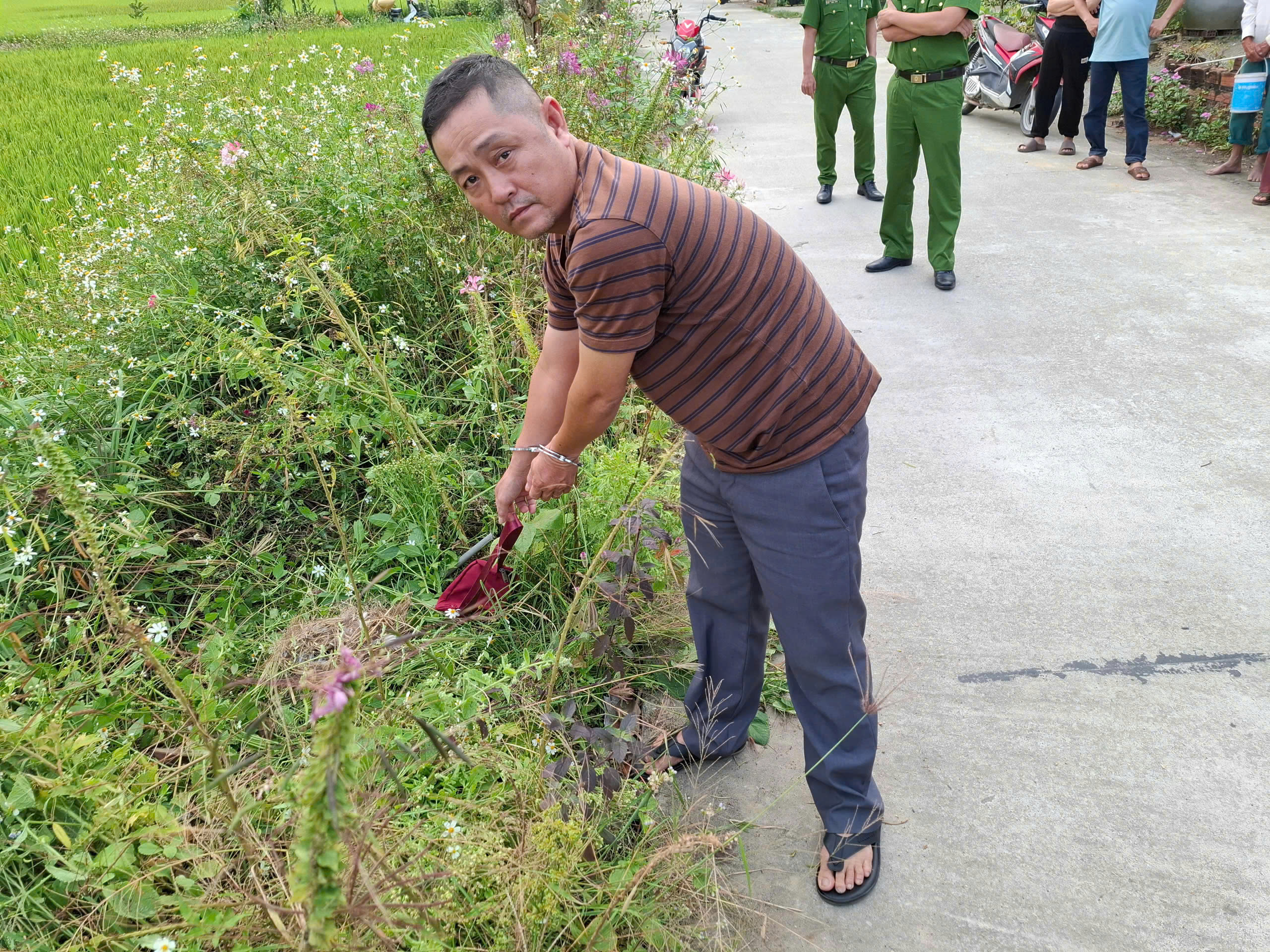 Nữ thợ cắt tóc tá hỏa thấy tài khoản mất 20 triệu, công an tìm ra sự thật bất ngờ- Ảnh 2.