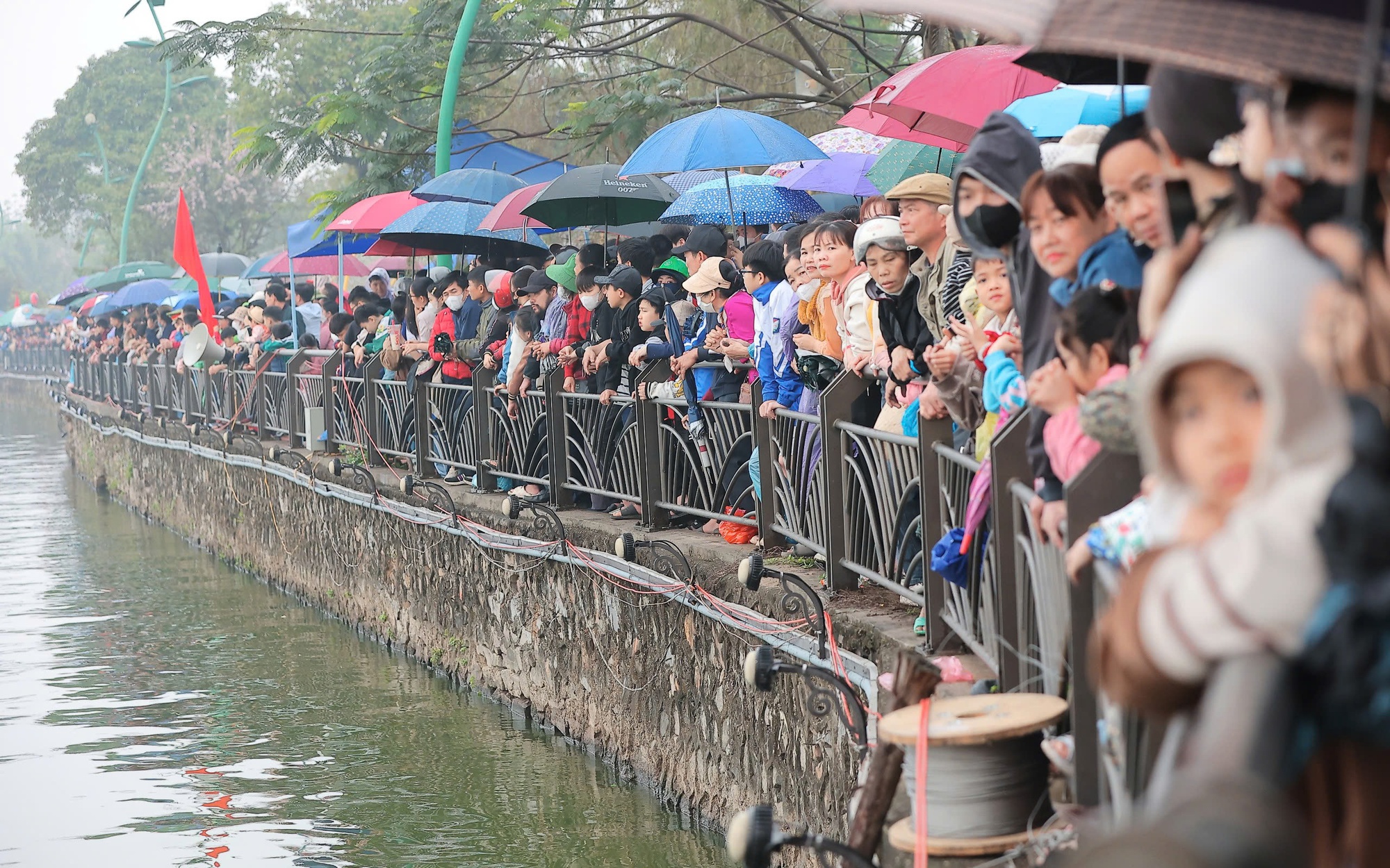 H&agrave;ng ng&agrave;n người d&acirc;n đội mưa cổ vũ đua thuyền rồng ch&agrave;o mừng dịp lễ Giỗ Tổ H&ugrave;ng Vương