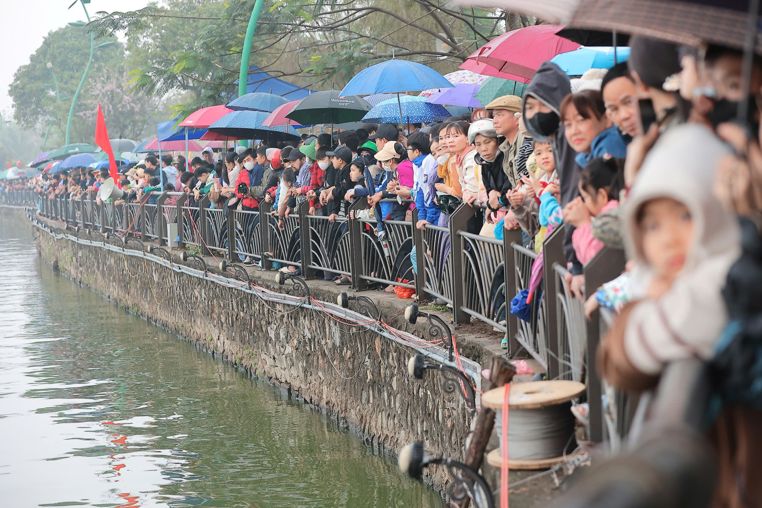 Hàng ngàn người dân đội mưa cổ vũ đua thuyền rồng chào mừng dịp lễ Giỗ Tổ Hùng Vương- Ảnh 6.