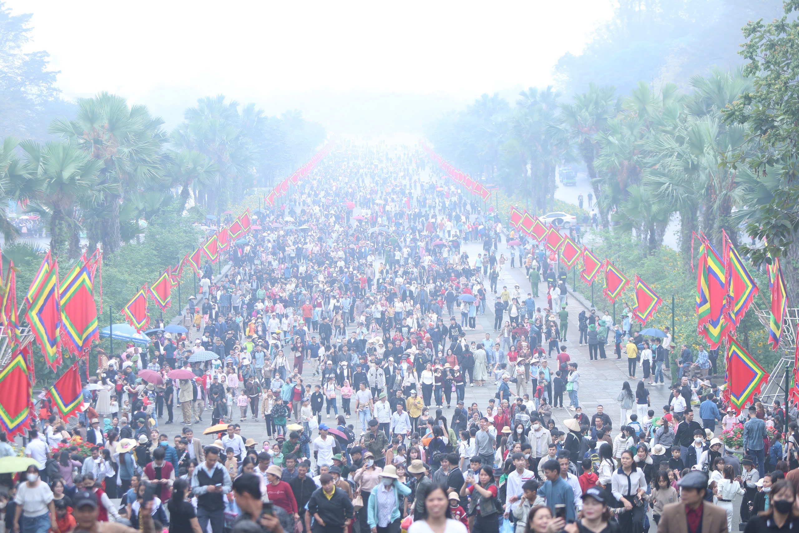 H&agrave;ng vạn người d&acirc;n đổ về đền H&ugrave;ng d&acirc;ng hương - Ảnh 2.